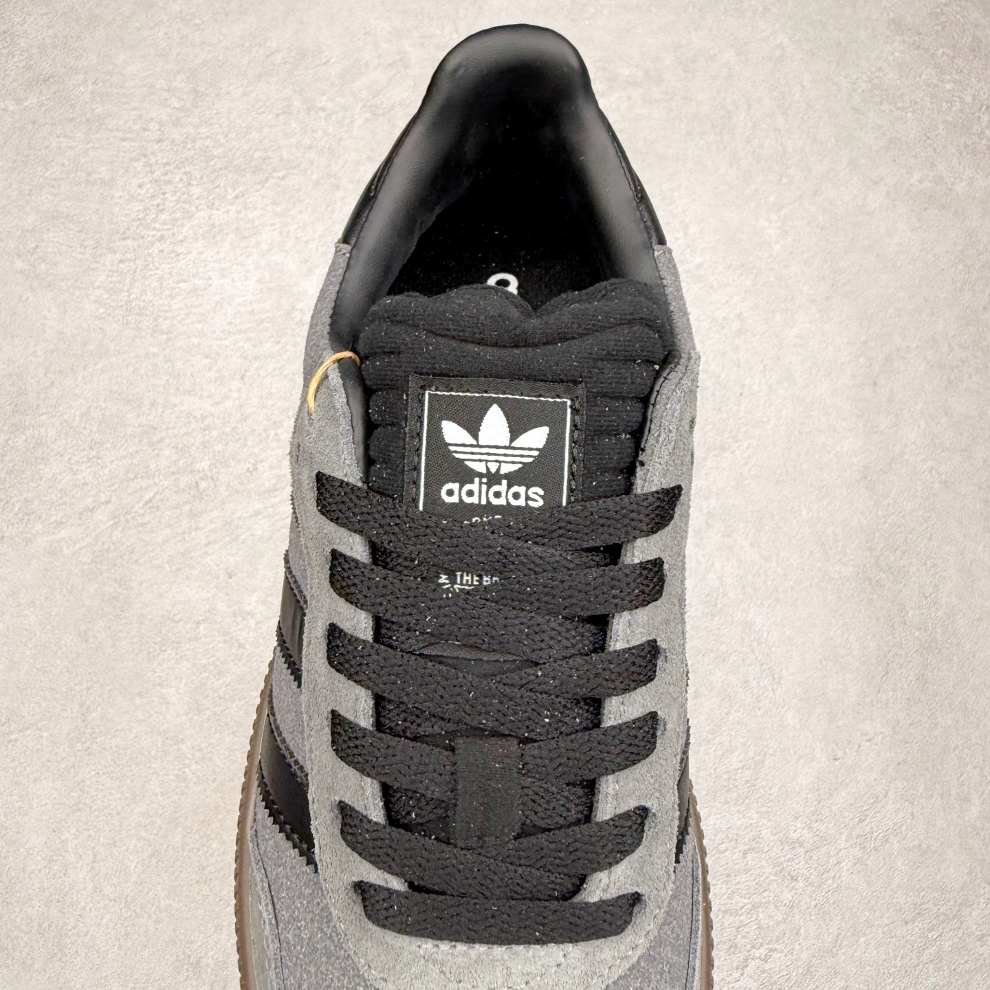 图片[5]-＃福利特价 AD Samba XLG 桑巴舞加大厚底版系列德训风百搭松糕休闲运动板鞋生胶底 自Originals Samba成功借势Blokecore风潮一跃成为街头巷尾的焦点鞋款后,不论是围绕Samba本身打造的各式「变种版本」,还是以Samba为蓝本打造联名鞋款,都成为了时尚潮流人士日常穿搭首选。Samba XLG是adidas Originals不断扩展XLG系列的一部分,旨在与年轻文化相契合,迎合那些希望通过个性时尚表达自我而不愿牺牲舒适度的年轻群体。街头时尚领域的Gen Z特别偏爱宽松的穿着风格。Samba XLG针对这一点做了创新。它在延续Samba OG经典设计的基础上,迎合年轻群体的穿着习惯,重塑为宽大的鞋身比例轮廓以及加厚中底,让消费者轻松展示自己独特的风格。全新的Samba XLG系列不仅迎合了当下年轻群体的穿搭习惯,加宽了鞋身比例以及将中底进一步增厚,在视觉比例上更加饱满,同时还保留了经典Samba的细节,这样一来,鞋迷朋友在穿搭上不仅能更加个性化,而且还能延续一定的复古感受。尺码：36 36⅔ 37⅓ 38 38⅔ 39⅓ 40 40⅔ 41⅓ 42 42⅔ 43⅓ 44 45-选品中心