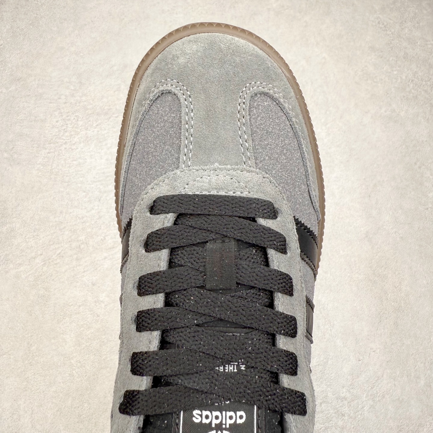 图片[4]-＃福利特价 AD Samba XLG 桑巴舞加大厚底版系列德训风百搭松糕休闲运动板鞋生胶底 自Originals Samba成功借势Blokecore风潮一跃成为街头巷尾的焦点鞋款后,不论是围绕Samba本身打造的各式「变种版本」,还是以Samba为蓝本打造联名鞋款,都成为了时尚潮流人士日常穿搭首选。Samba XLG是adidas Originals不断扩展XLG系列的一部分,旨在与年轻文化相契合,迎合那些希望通过个性时尚表达自我而不愿牺牲舒适度的年轻群体。街头时尚领域的Gen Z特别偏爱宽松的穿着风格。Samba XLG针对这一点做了创新。它在延续Samba OG经典设计的基础上,迎合年轻群体的穿着习惯,重塑为宽大的鞋身比例轮廓以及加厚中底,让消费者轻松展示自己独特的风格。全新的Samba XLG系列不仅迎合了当下年轻群体的穿搭习惯,加宽了鞋身比例以及将中底进一步增厚,在视觉比例上更加饱满,同时还保留了经典Samba的细节,这样一来,鞋迷朋友在穿搭上不仅能更加个性化,而且还能延续一定的复古感受。尺码：36 36⅔ 37⅓ 38 38⅔ 39⅓ 40 40⅔ 41⅓ 42 42⅔ 43⅓ 44 45-选品中心