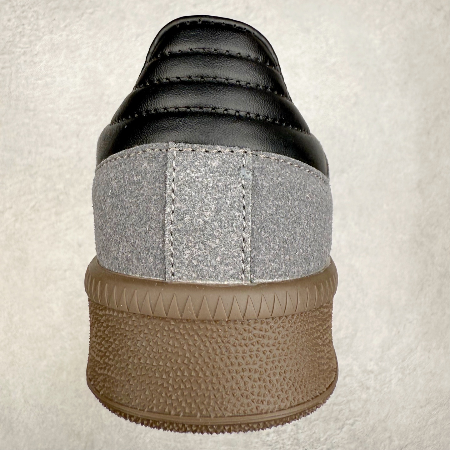 图片[8]-＃福利特价 AD Samba XLG 桑巴舞加大厚底版系列德训风百搭松糕休闲运动板鞋生胶底 自Originals Samba成功借势Blokecore风潮一跃成为街头巷尾的焦点鞋款后,不论是围绕Samba本身打造的各式「变种版本」,还是以Samba为蓝本打造联名鞋款,都成为了时尚潮流人士日常穿搭首选。Samba XLG是adidas Originals不断扩展XLG系列的一部分,旨在与年轻文化相契合,迎合那些希望通过个性时尚表达自我而不愿牺牲舒适度的年轻群体。街头时尚领域的Gen Z特别偏爱宽松的穿着风格。Samba XLG针对这一点做了创新。它在延续Samba OG经典设计的基础上,迎合年轻群体的穿着习惯,重塑为宽大的鞋身比例轮廓以及加厚中底,让消费者轻松展示自己独特的风格。全新的Samba XLG系列不仅迎合了当下年轻群体的穿搭习惯,加宽了鞋身比例以及将中底进一步增厚,在视觉比例上更加饱满,同时还保留了经典Samba的细节,这样一来,鞋迷朋友在穿搭上不仅能更加个性化,而且还能延续一定的复古感受。尺码：36 36⅔ 37⅓ 38 38⅔ 39⅓ 40 40⅔ 41⅓ 42 42⅔ 43⅓ 44 45-选品中心