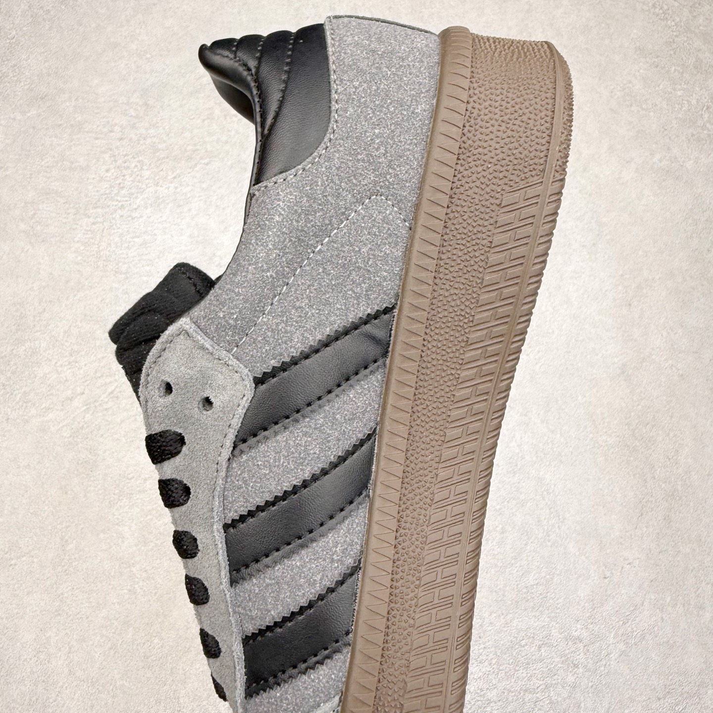 图片[7]-＃福利特价 AD Samba XLG 桑巴舞加大厚底版系列德训风百搭松糕休闲运动板鞋生胶底 自Originals Samba成功借势Blokecore风潮一跃成为街头巷尾的焦点鞋款后,不论是围绕Samba本身打造的各式「变种版本」,还是以Samba为蓝本打造联名鞋款,都成为了时尚潮流人士日常穿搭首选。Samba XLG是adidas Originals不断扩展XLG系列的一部分,旨在与年轻文化相契合,迎合那些希望通过个性时尚表达自我而不愿牺牲舒适度的年轻群体。街头时尚领域的Gen Z特别偏爱宽松的穿着风格。Samba XLG针对这一点做了创新。它在延续Samba OG经典设计的基础上,迎合年轻群体的穿着习惯,重塑为宽大的鞋身比例轮廓以及加厚中底,让消费者轻松展示自己独特的风格。全新的Samba XLG系列不仅迎合了当下年轻群体的穿搭习惯,加宽了鞋身比例以及将中底进一步增厚,在视觉比例上更加饱满,同时还保留了经典Samba的细节,这样一来,鞋迷朋友在穿搭上不仅能更加个性化,而且还能延续一定的复古感受。尺码：36 36⅔ 37⅓ 38 38⅔ 39⅓ 40 40⅔ 41⅓ 42 42⅔ 43⅓ 44 45-选品中心