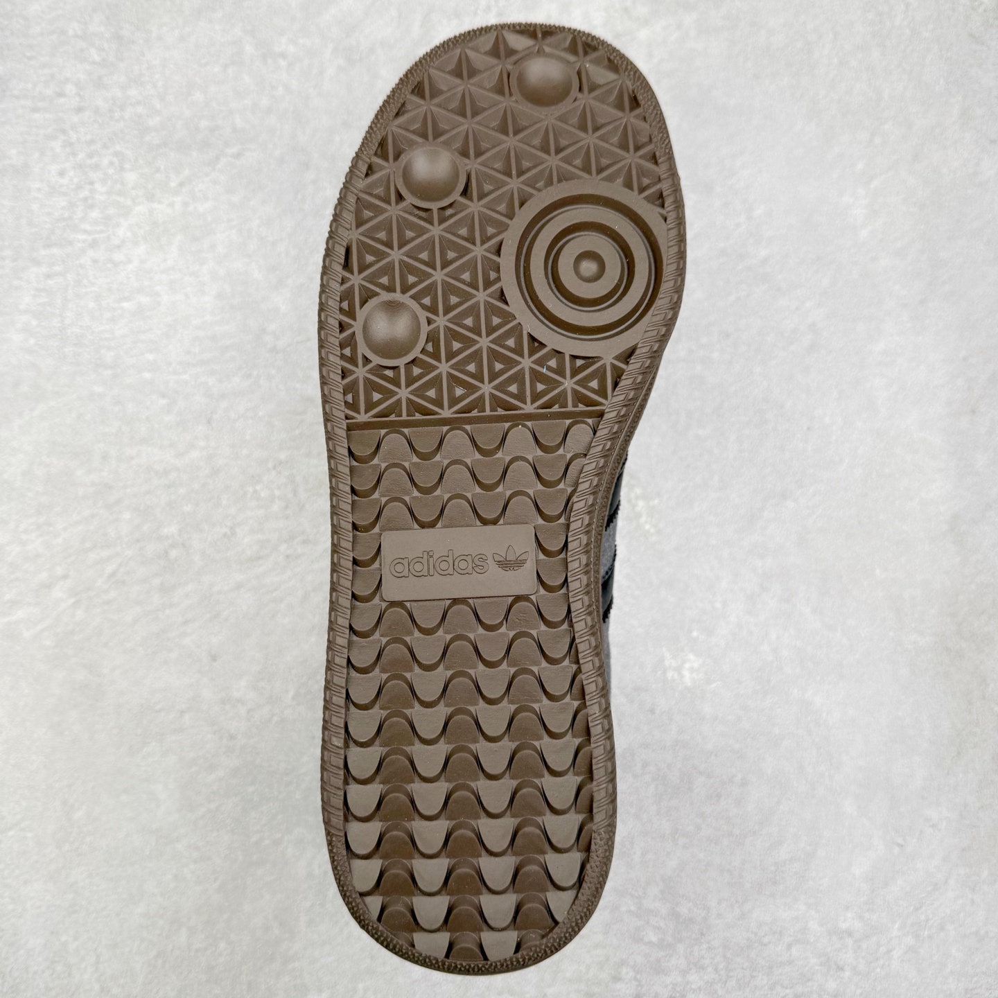 图片[9]-＃福利特价 AD Samba XLG 桑巴舞加大厚底版系列德训风百搭松糕休闲运动板鞋生胶底 自Originals Samba成功借势Blokecore风潮一跃成为街头巷尾的焦点鞋款后,不论是围绕Samba本身打造的各式「变种版本」,还是以Samba为蓝本打造联名鞋款,都成为了时尚潮流人士日常穿搭首选。Samba XLG是adidas Originals不断扩展XLG系列的一部分,旨在与年轻文化相契合,迎合那些希望通过个性时尚表达自我而不愿牺牲舒适度的年轻群体。街头时尚领域的Gen Z特别偏爱宽松的穿着风格。Samba XLG针对这一点做了创新。它在延续Samba OG经典设计的基础上,迎合年轻群体的穿着习惯,重塑为宽大的鞋身比例轮廓以及加厚中底,让消费者轻松展示自己独特的风格。全新的Samba XLG系列不仅迎合了当下年轻群体的穿搭习惯,加宽了鞋身比例以及将中底进一步增厚,在视觉比例上更加饱满,同时还保留了经典Samba的细节,这样一来,鞋迷朋友在穿搭上不仅能更加个性化,而且还能延续一定的复古感受。尺码：36 36⅔ 37⅓ 38 38⅔ 39⅓ 40 40⅔ 41⅓ 42 42⅔ 43⅓ 44 45-选品中心