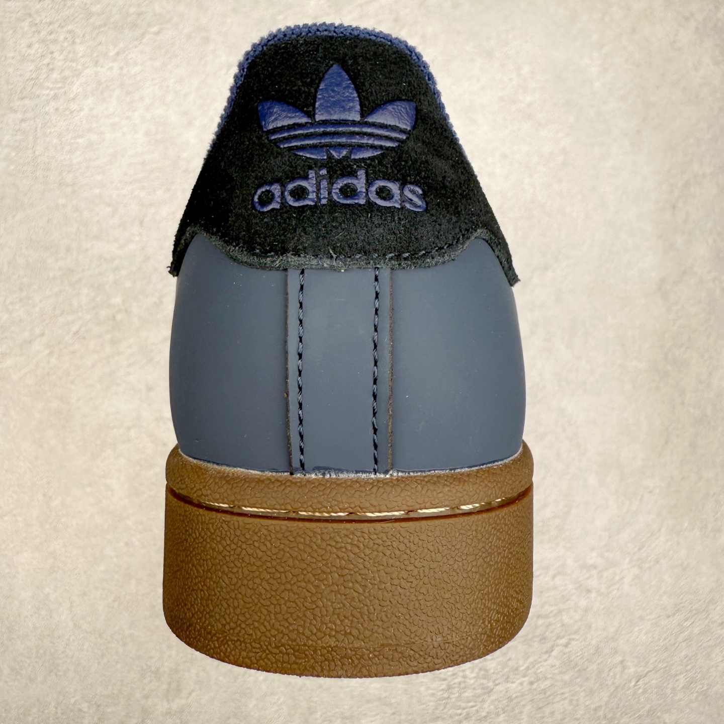 图片[8]-AD Originals Superstar 经典复古贝壳头板鞋 JQ3226 诞生于1969年 是第一双将全皮面鞋 身与橡胶鞋头结合在一起的低帮篮球鞋 Superstar最开始 是作为高帮篮球鞋Pro Model的低帮版本而出现的 但因为其独特和醒目的橡胶鞋头造型而让大家熟知 被大家形象地称为\\\”shelltoe\\\”贝壳头 在70年代的美国职业篮球场上 接近3/4的NBA球员都将这双Superstar作为场上用鞋 80年代之后 经过不断的改良和发展 Superstar逐渐成为横跨时装、音乐、街头文化、休闲和运动等各大领域的时尚潮鞋 尺码：36 36.5 37 38 38.5 39 40 40.5 41 42 42.5 43 44 44.5 45-选品中心