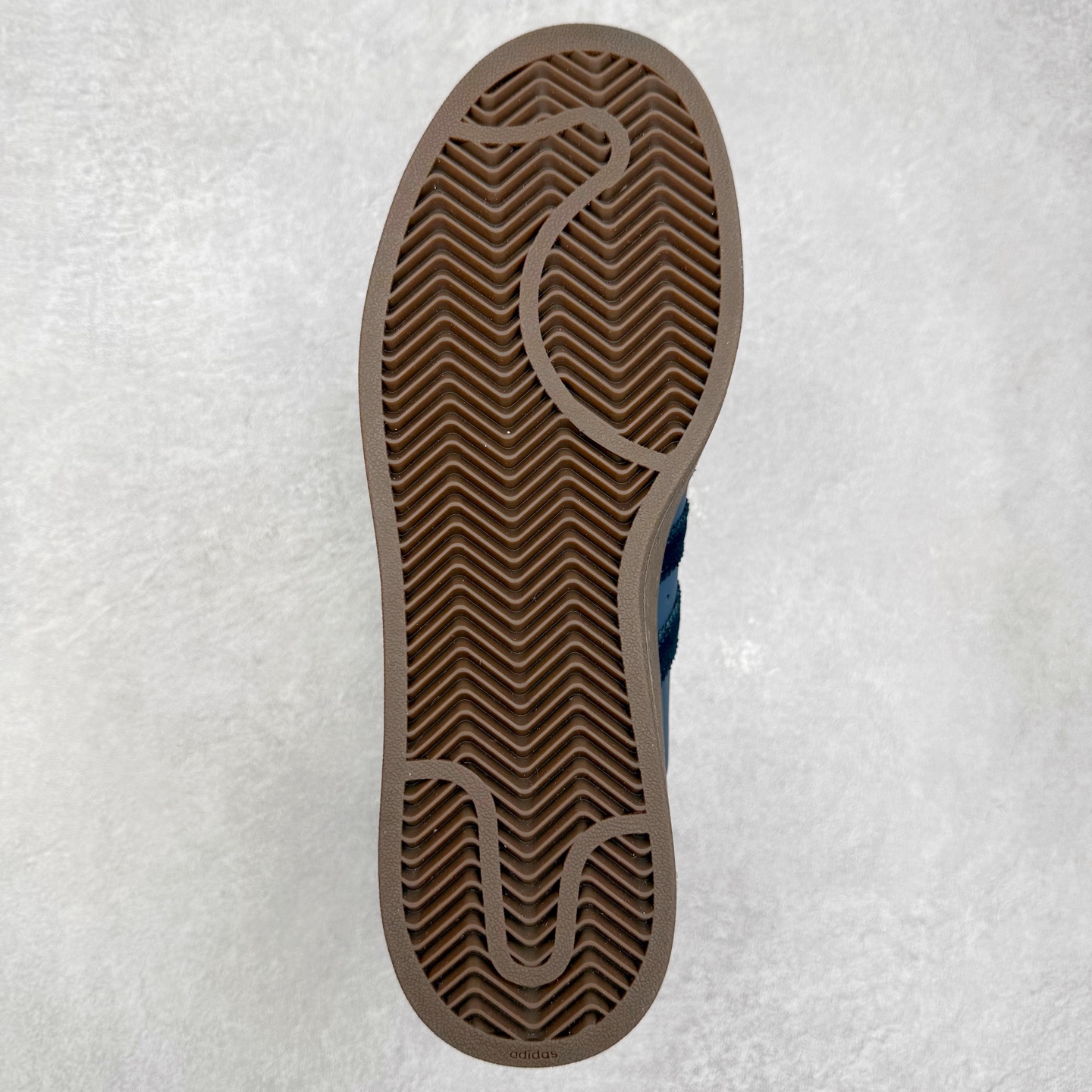 图片[9]-AD Originals Superstar 经典复古贝壳头板鞋 JQ3226 诞生于1969年 是第一双将全皮面鞋 身与橡胶鞋头结合在一起的低帮篮球鞋 Superstar最开始 是作为高帮篮球鞋Pro Model的低帮版本而出现的 但因为其独特和醒目的橡胶鞋头造型而让大家熟知 被大家形象地称为\\\”shelltoe\\\”贝壳头 在70年代的美国职业篮球场上 接近3/4的NBA球员都将这双Superstar作为场上用鞋 80年代之后 经过不断的改良和发展 Superstar逐渐成为横跨时装、音乐、街头文化、休闲和运动等各大领域的时尚潮鞋 尺码：36 36.5 37 38 38.5 39 40 40.5 41 42 42.5 43 44 44.5 45-选品中心