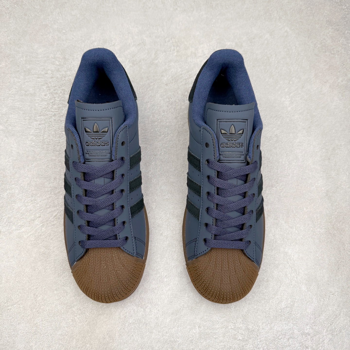 图片[2]-AD Originals Superstar 经典复古贝壳头板鞋 JQ3226 诞生于1969年 是第一双将全皮面鞋 身与橡胶鞋头结合在一起的低帮篮球鞋 Superstar最开始 是作为高帮篮球鞋Pro Model的低帮版本而出现的 但因为其独特和醒目的橡胶鞋头造型而让大家熟知 被大家形象地称为\\\”shelltoe\\\”贝壳头 在70年代的美国职业篮球场上 接近3/4的NBA球员都将这双Superstar作为场上用鞋 80年代之后 经过不断的改良和发展 Superstar逐渐成为横跨时装、音乐、街头文化、休闲和运动等各大领域的时尚潮鞋 尺码：36 36.5 37 38 38.5 39 40 40.5 41 42 42.5 43 44 44.5 45-选品中心