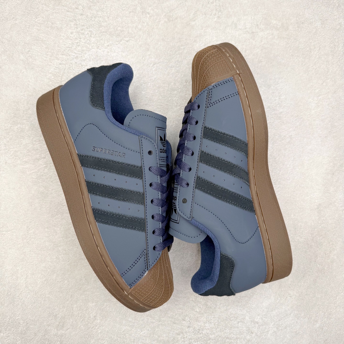 图片[3]-AD Originals Superstar 经典复古贝壳头板鞋 JQ3226 诞生于1969年 是第一双将全皮面鞋 身与橡胶鞋头结合在一起的低帮篮球鞋 Superstar最开始 是作为高帮篮球鞋Pro Model的低帮版本而出现的 但因为其独特和醒目的橡胶鞋头造型而让大家熟知 被大家形象地称为\\\”shelltoe\\\”贝壳头 在70年代的美国职业篮球场上 接近3/4的NBA球员都将这双Superstar作为场上用鞋 80年代之后 经过不断的改良和发展 Superstar逐渐成为横跨时装、音乐、街头文化、休闲和运动等各大领域的时尚潮鞋 尺码：36 36.5 37 38 38.5 39 40 40.5 41 42 42.5 43 44 44.5 45-选品中心