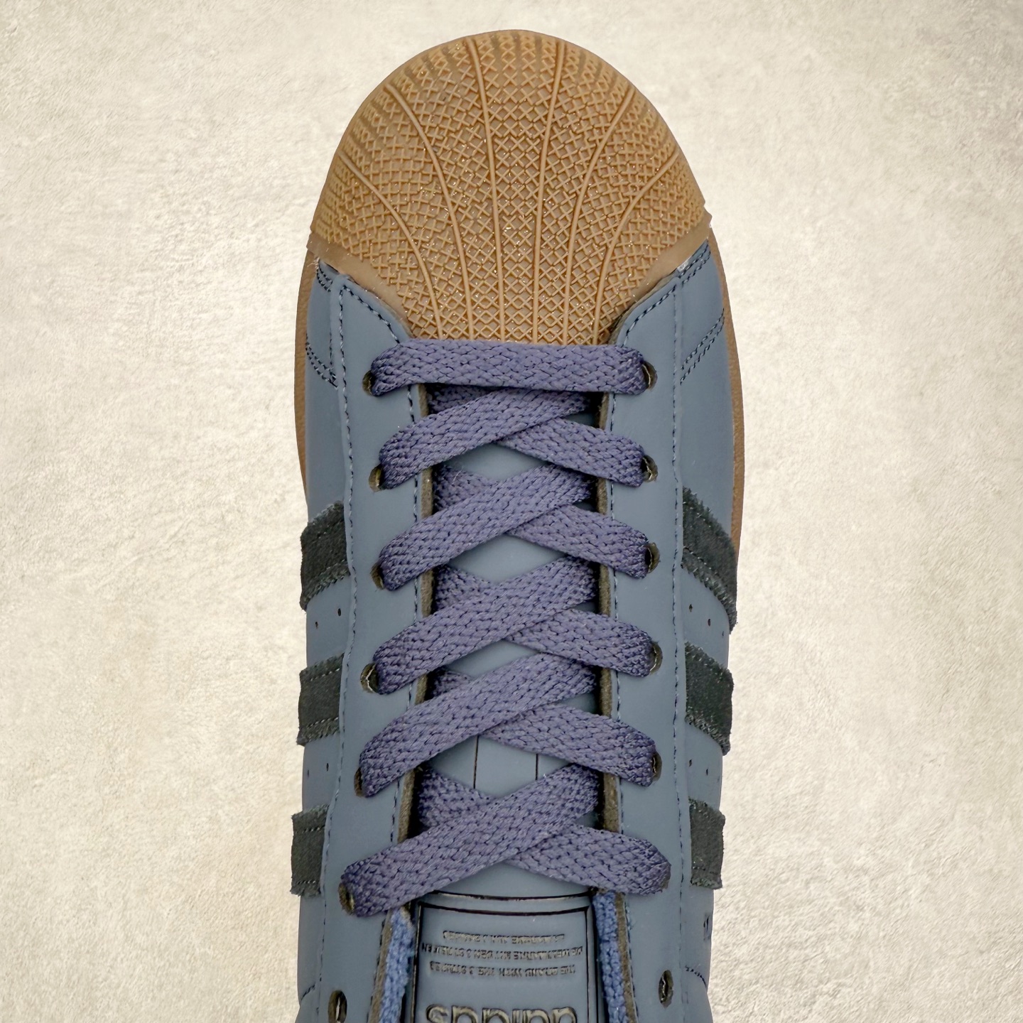 图片[4]-AD Originals Superstar 经典复古贝壳头板鞋 JQ3226 诞生于1969年 是第一双将全皮面鞋 身与橡胶鞋头结合在一起的低帮篮球鞋 Superstar最开始 是作为高帮篮球鞋Pro Model的低帮版本而出现的 但因为其独特和醒目的橡胶鞋头造型而让大家熟知 被大家形象地称为\\\”shelltoe\\\”贝壳头 在70年代的美国职业篮球场上 接近3/4的NBA球员都将这双Superstar作为场上用鞋 80年代之后 经过不断的改良和发展 Superstar逐渐成为横跨时装、音乐、街头文化、休闲和运动等各大领域的时尚潮鞋 尺码：36 36.5 37 38 38.5 39 40 40.5 41 42 42.5 43 44 44.5 45-选品中心