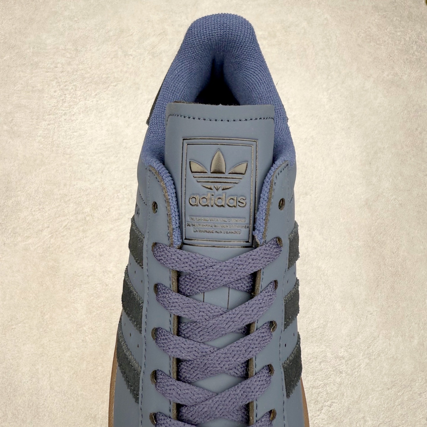 图片[5]-AD Originals Superstar 经典复古贝壳头板鞋 JQ3226 诞生于1969年 是第一双将全皮面鞋 身与橡胶鞋头结合在一起的低帮篮球鞋 Superstar最开始 是作为高帮篮球鞋Pro Model的低帮版本而出现的 但因为其独特和醒目的橡胶鞋头造型而让大家熟知 被大家形象地称为\\\”shelltoe\\\”贝壳头 在70年代的美国职业篮球场上 接近3/4的NBA球员都将这双Superstar作为场上用鞋 80年代之后 经过不断的改良和发展 Superstar逐渐成为横跨时装、音乐、街头文化、休闲和运动等各大领域的时尚潮鞋 尺码：36 36.5 37 38 38.5 39 40 40.5 41 42 42.5 43 44 44.5 45-选品中心