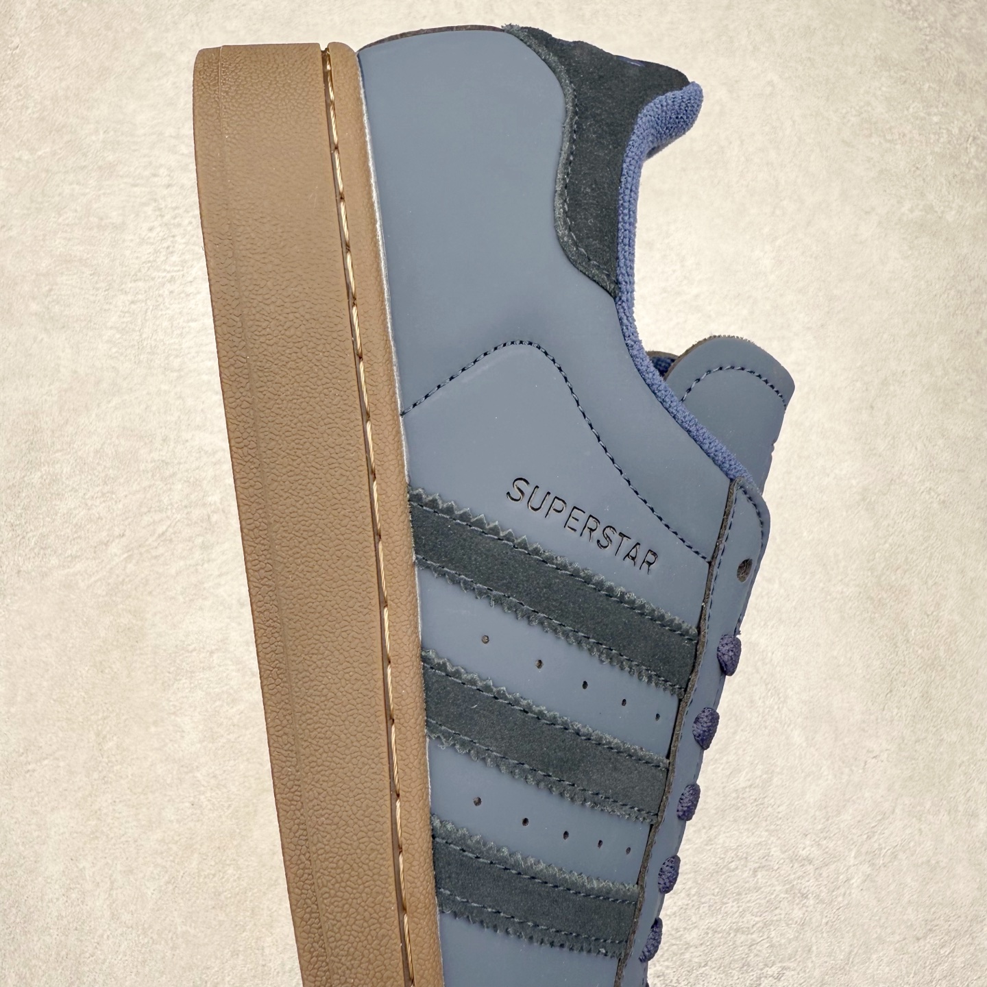 图片[6]-AD Originals Superstar 经典复古贝壳头板鞋 JQ3226 诞生于1969年 是第一双将全皮面鞋 身与橡胶鞋头结合在一起的低帮篮球鞋 Superstar最开始 是作为高帮篮球鞋Pro Model的低帮版本而出现的 但因为其独特和醒目的橡胶鞋头造型而让大家熟知 被大家形象地称为\\\”shelltoe\\\”贝壳头 在70年代的美国职业篮球场上 接近3/4的NBA球员都将这双Superstar作为场上用鞋 80年代之后 经过不断的改良和发展 Superstar逐渐成为横跨时装、音乐、街头文化、休闲和运动等各大领域的时尚潮鞋 尺码：36 36.5 37 38 38.5 39 40 40.5 41 42 42.5 43 44 44.5 45-选品中心