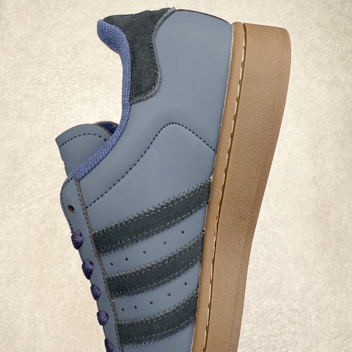 图片[7]-AD Originals Superstar 经典复古贝壳头板鞋 JQ3226 诞生于1969年 是第一双将全皮面鞋 身与橡胶鞋头结合在一起的低帮篮球鞋 Superstar最开始 是作为高帮篮球鞋Pro Model的低帮版本而出现的 但因为其独特和醒目的橡胶鞋头造型而让大家熟知 被大家形象地称为\\\”shelltoe\\\”贝壳头 在70年代的美国职业篮球场上 接近3/4的NBA球员都将这双Superstar作为场上用鞋 80年代之后 经过不断的改良和发展 Superstar逐渐成为横跨时装、音乐、街头文化、休闲和运动等各大领域的时尚潮鞋 尺码：36 36.5 37 38 38.5 39 40 40.5 41 42 42.5 43 44 44.5 45-选品中心