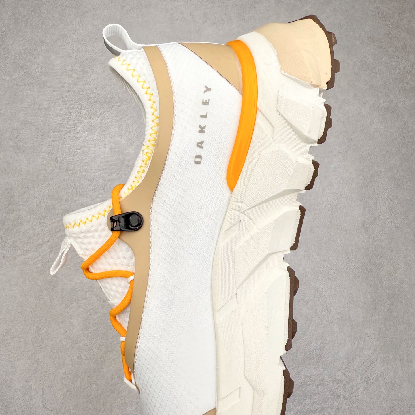 图片[7]-Oakley 欧克利 Light Shield 舒适耐磨防水低帮户外功能鞋 OAKLEY（欧克利）是美国的运动品牌，主攻的是各类功能眼镜，还有休闲装、滑雪、游泳、骑行及田径运动装。现在欧克利已经开始发展军事领域了，主要产的是军靴、手套、护目镜、风镜等。其中运动眼镜是深受运动人士喜爱的，自行车，滑雪，跑步等运动系列。实拍调校N版已经零色差零失真 百分百还原实物色彩所见即所得 不存在货不对板色差等低级问题 选购参考实物拍摄 不混卖不参货 只用心做好货严格选品 承诺混一赔十 尺码：36 36.5 37.5 38 38.5 39 40 40.5 41 42 42.5 43 44 44.5 45-选品中心