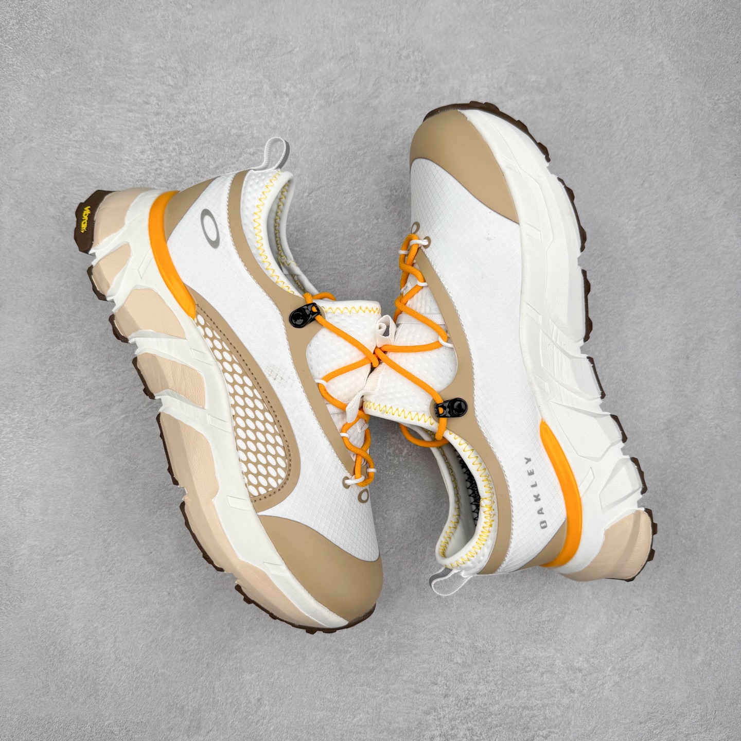 图片[3]-Oakley 欧克利 Light Shield 舒适耐磨防水低帮户外功能鞋 OAKLEY（欧克利）是美国的运动品牌，主攻的是各类功能眼镜，还有休闲装、滑雪、游泳、骑行及田径运动装。现在欧克利已经开始发展军事领域了，主要产的是军靴、手套、护目镜、风镜等。其中运动眼镜是深受运动人士喜爱的，自行车，滑雪，跑步等运动系列。实拍调校N版已经零色差零失真 百分百还原实物色彩所见即所得 不存在货不对板色差等低级问题 选购参考实物拍摄 不混卖不参货 只用心做好货严格选品 承诺混一赔十 尺码：36 36.5 37.5 38 38.5 39 40 40.5 41 42 42.5 43 44 44.5 45-选品中心