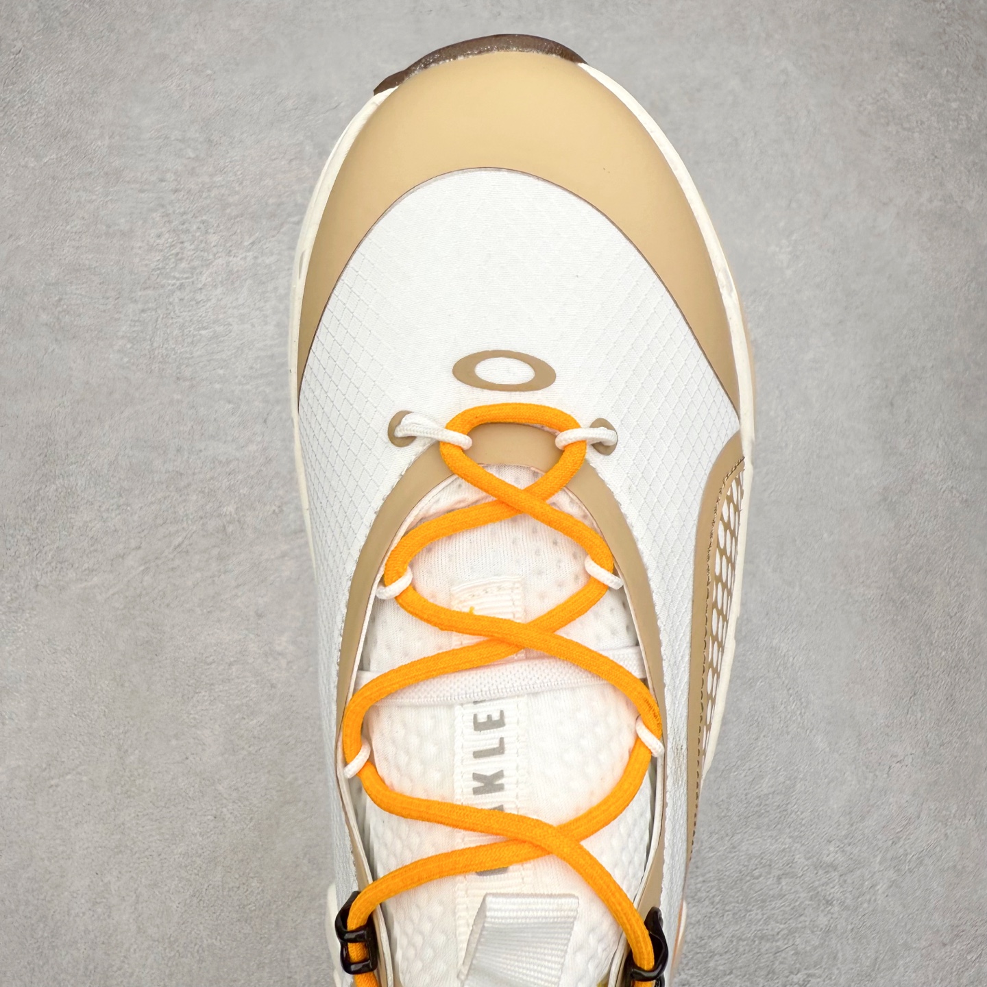 图片[4]-Oakley 欧克利 Light Shield 舒适耐磨防水低帮户外功能鞋 OAKLEY（欧克利）是美国的运动品牌，主攻的是各类功能眼镜，还有休闲装、滑雪、游泳、骑行及田径运动装。现在欧克利已经开始发展军事领域了，主要产的是军靴、手套、护目镜、风镜等。其中运动眼镜是深受运动人士喜爱的，自行车，滑雪，跑步等运动系列。实拍调校N版已经零色差零失真 百分百还原实物色彩所见即所得 不存在货不对板色差等低级问题 选购参考实物拍摄 不混卖不参货 只用心做好货严格选品 承诺混一赔十 尺码：36 36.5 37.5 38 38.5 39 40 40.5 41 42 42.5 43 44 44.5 45-选品中心