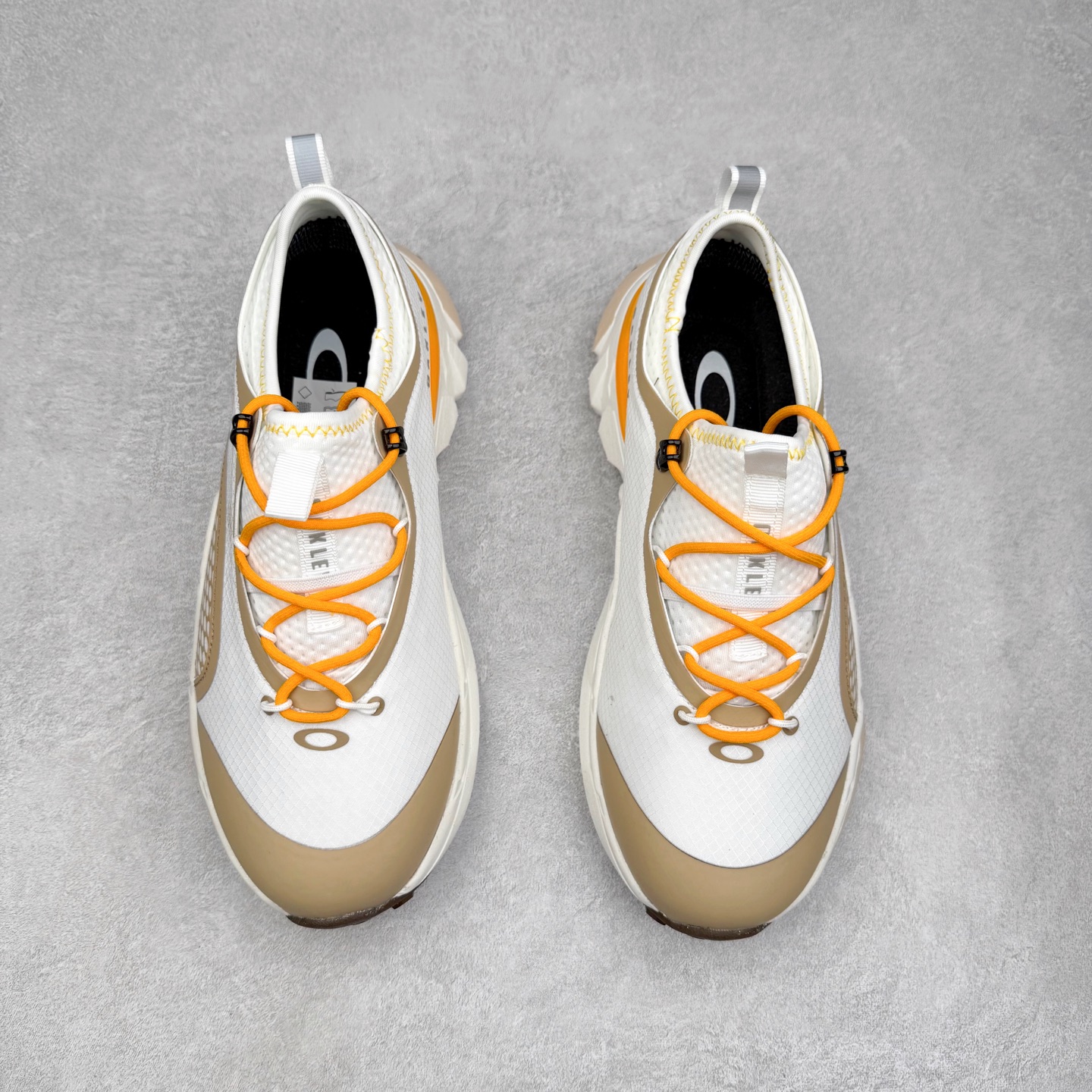 图片[2]-Oakley 欧克利 Light Shield 舒适耐磨防水低帮户外功能鞋 OAKLEY（欧克利）是美国的运动品牌，主攻的是各类功能眼镜，还有休闲装、滑雪、游泳、骑行及田径运动装。现在欧克利已经开始发展军事领域了，主要产的是军靴、手套、护目镜、风镜等。其中运动眼镜是深受运动人士喜爱的，自行车，滑雪，跑步等运动系列。实拍调校N版已经零色差零失真 百分百还原实物色彩所见即所得 不存在货不对板色差等低级问题 选购参考实物拍摄 不混卖不参货 只用心做好货严格选品 承诺混一赔十 尺码：36 36.5 37.5 38 38.5 39 40 40.5 41 42 42.5 43 44 44.5 45-选品中心