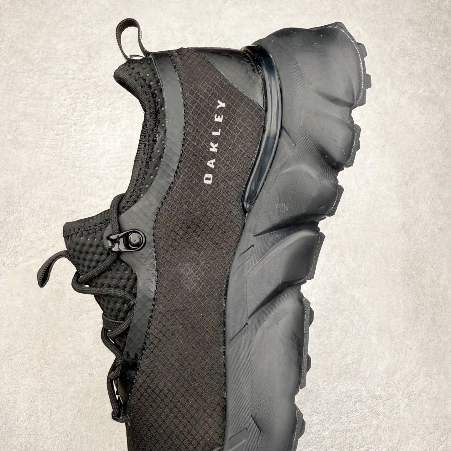 图片[7]-Oakley 欧克利 Light Shield 舒适耐磨防水低帮户外功能鞋 OAKLEY（欧克利）是美国的运动品牌，主攻的是各类功能眼镜，还有休闲装、滑雪、游泳、骑行及田径运动装。现在欧克利已经开始发展军事领域了，主要产的是军靴、手套、护目镜、风镜等。其中运动眼镜是深受运动人士喜爱的，自行车，滑雪，跑步等运动系列。实拍调校N版已经零色差零失真 百分百还原实物色彩所见即所得 不存在货不对板色差等低级问题 选购参考实物拍摄 不混卖不参货 只用心做好货严格选品 承诺混一赔十 尺码：36 36.5 37.5 38 38.5 39 40 40.5 41 42 42.5 43 44 44.5 45-选品中心