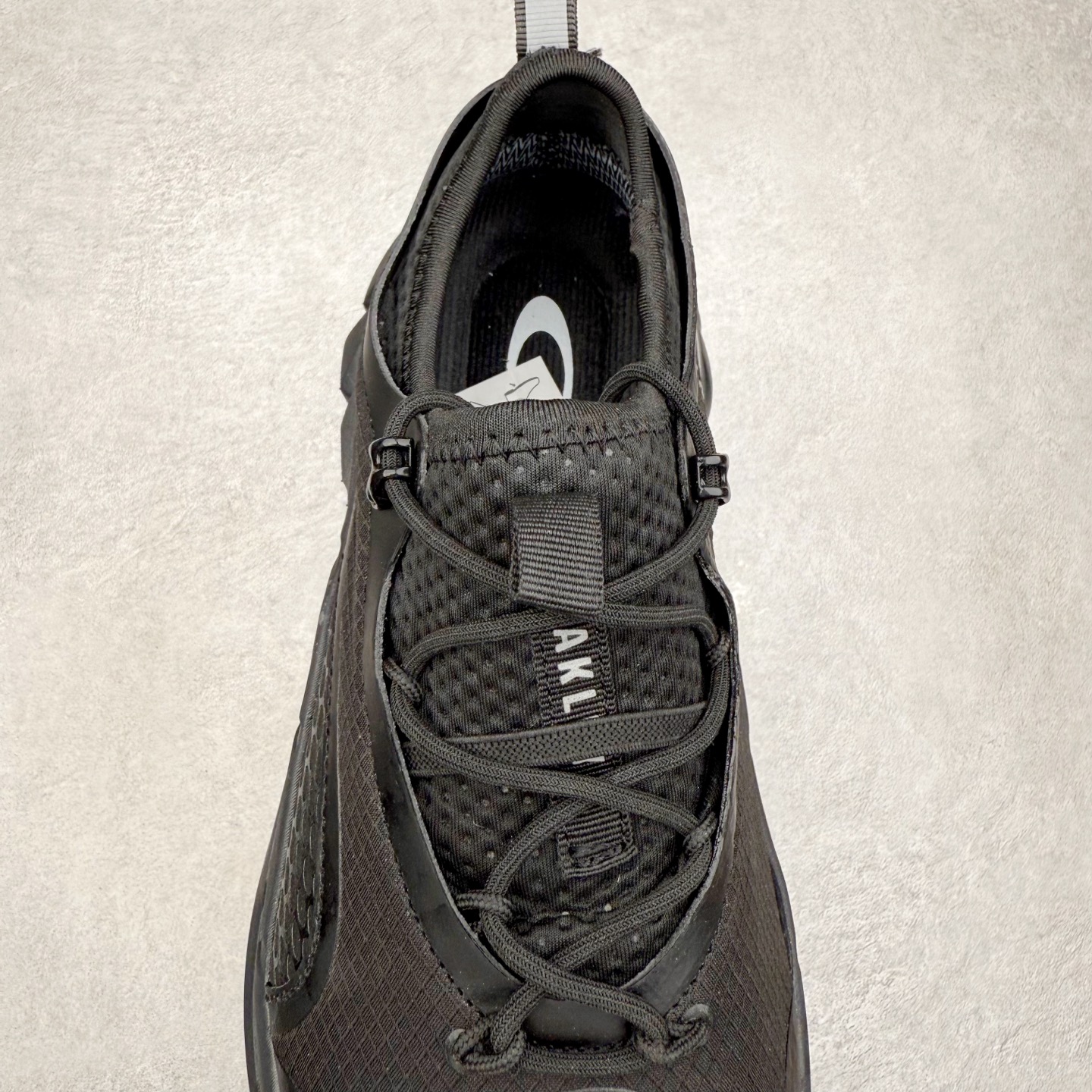 图片[5]-Oakley 欧克利 Light Shield 舒适耐磨防水低帮户外功能鞋 OAKLEY（欧克利）是美国的运动品牌，主攻的是各类功能眼镜，还有休闲装、滑雪、游泳、骑行及田径运动装。现在欧克利已经开始发展军事领域了，主要产的是军靴、手套、护目镜、风镜等。其中运动眼镜是深受运动人士喜爱的，自行车，滑雪，跑步等运动系列。实拍调校N版已经零色差零失真 百分百还原实物色彩所见即所得 不存在货不对板色差等低级问题 选购参考实物拍摄 不混卖不参货 只用心做好货严格选品 承诺混一赔十 尺码：36 36.5 37.5 38 38.5 39 40 40.5 41 42 42.5 43 44 44.5 45-选品中心