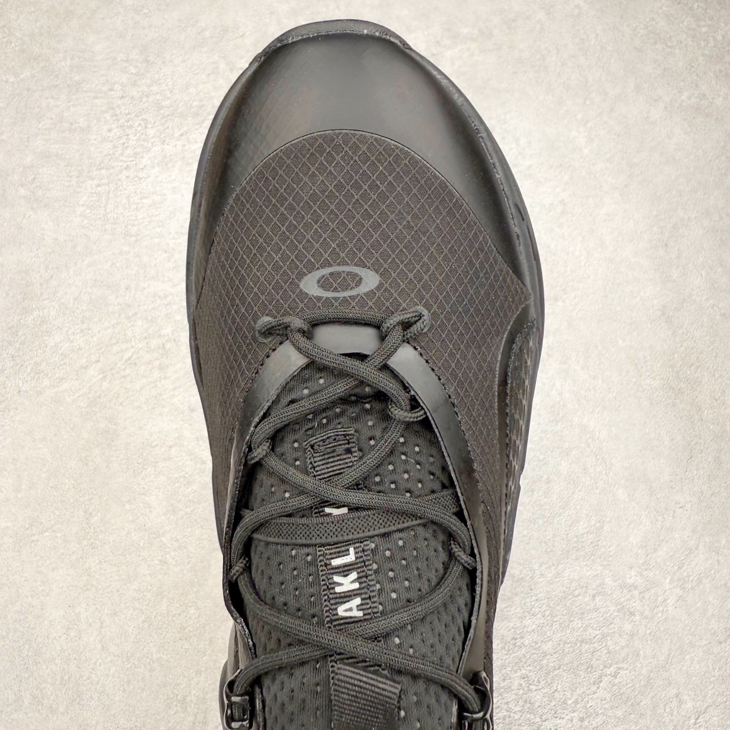 图片[4]-Oakley 欧克利 Light Shield 舒适耐磨防水低帮户外功能鞋 OAKLEY（欧克利）是美国的运动品牌，主攻的是各类功能眼镜，还有休闲装、滑雪、游泳、骑行及田径运动装。现在欧克利已经开始发展军事领域了，主要产的是军靴、手套、护目镜、风镜等。其中运动眼镜是深受运动人士喜爱的，自行车，滑雪，跑步等运动系列。实拍调校N版已经零色差零失真 百分百还原实物色彩所见即所得 不存在货不对板色差等低级问题 选购参考实物拍摄 不混卖不参货 只用心做好货严格选品 承诺混一赔十 尺码：36 36.5 37.5 38 38.5 39 40 40.5 41 42 42.5 43 44 44.5 45-选品中心