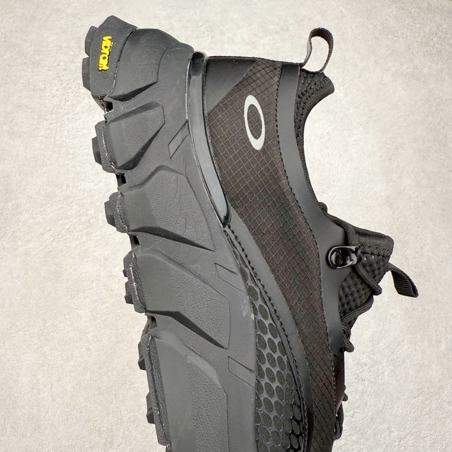 图片[6]-Oakley 欧克利 Light Shield 舒适耐磨防水低帮户外功能鞋 OAKLEY（欧克利）是美国的运动品牌，主攻的是各类功能眼镜，还有休闲装、滑雪、游泳、骑行及田径运动装。现在欧克利已经开始发展军事领域了，主要产的是军靴、手套、护目镜、风镜等。其中运动眼镜是深受运动人士喜爱的，自行车，滑雪，跑步等运动系列。实拍调校N版已经零色差零失真 百分百还原实物色彩所见即所得 不存在货不对板色差等低级问题 选购参考实物拍摄 不混卖不参货 只用心做好货严格选品 承诺混一赔十 尺码：36 36.5 37.5 38 38.5 39 40 40.5 41 42 42.5 43 44 44.5 45-选品中心