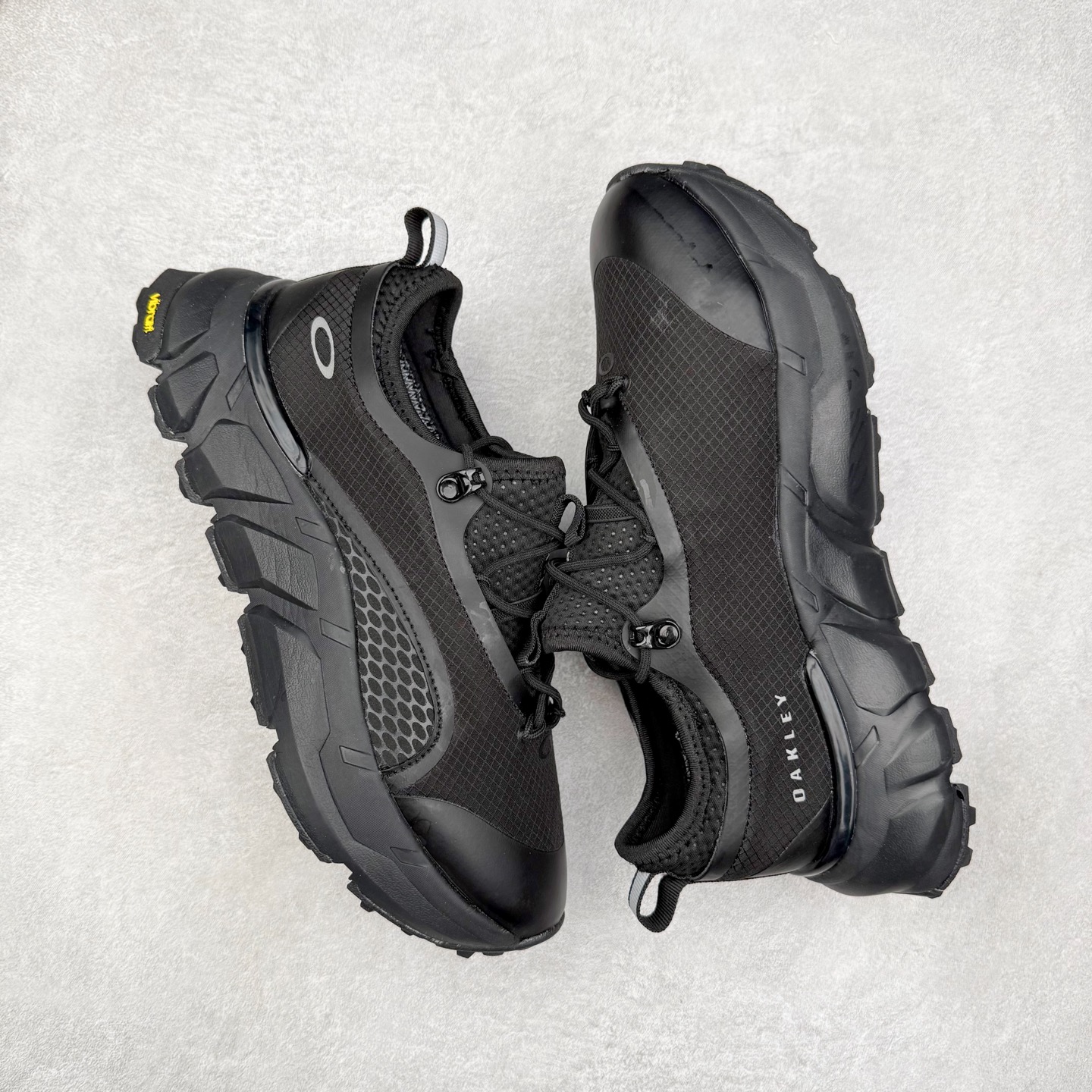 图片[3]-Oakley 欧克利 Light Shield 舒适耐磨防水低帮户外功能鞋 OAKLEY（欧克利）是美国的运动品牌，主攻的是各类功能眼镜，还有休闲装、滑雪、游泳、骑行及田径运动装。现在欧克利已经开始发展军事领域了，主要产的是军靴、手套、护目镜、风镜等。其中运动眼镜是深受运动人士喜爱的，自行车，滑雪，跑步等运动系列。实拍调校N版已经零色差零失真 百分百还原实物色彩所见即所得 不存在货不对板色差等低级问题 选购参考实物拍摄 不混卖不参货 只用心做好货严格选品 承诺混一赔十 尺码：36 36.5 37.5 38 38.5 39 40 40.5 41 42 42.5 43 44 44.5 45-选品中心