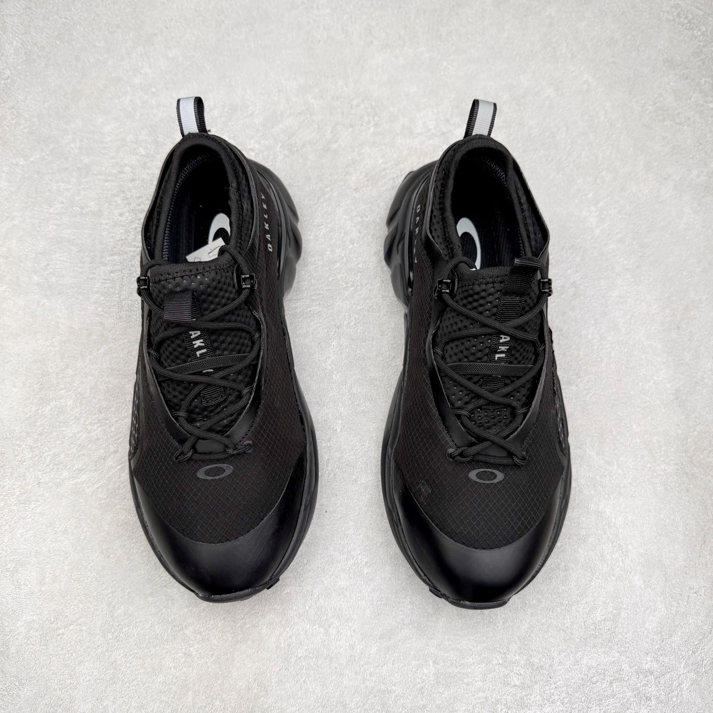 图片[2]-Oakley 欧克利 Light Shield 舒适耐磨防水低帮户外功能鞋 OAKLEY（欧克利）是美国的运动品牌，主攻的是各类功能眼镜，还有休闲装、滑雪、游泳、骑行及田径运动装。现在欧克利已经开始发展军事领域了，主要产的是军靴、手套、护目镜、风镜等。其中运动眼镜是深受运动人士喜爱的，自行车，滑雪，跑步等运动系列。实拍调校N版已经零色差零失真 百分百还原实物色彩所见即所得 不存在货不对板色差等低级问题 选购参考实物拍摄 不混卖不参货 只用心做好货严格选品 承诺混一赔十 尺码：36 36.5 37.5 38 38.5 39 40 40.5 41 42 42.5 43 44 44.5 45-选品中心