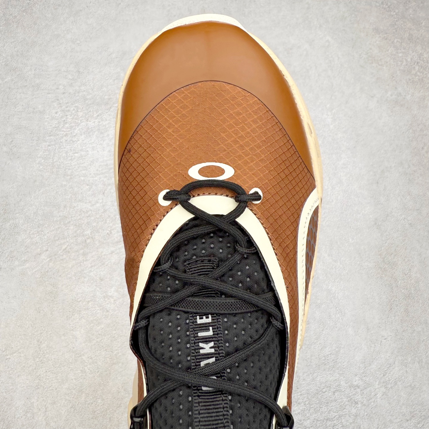 图片[4]-Oakley 欧克利 Light Shield 舒适耐磨防水低帮户外功能鞋 OAKLEY（欧克利）是美国的运动品牌，主攻的是各类功能眼镜，还有休闲装、滑雪、游泳、骑行及田径运动装。现在欧克利已经开始发展军事领域了，主要产的是军靴、手套、护目镜、风镜等。其中运动眼镜是深受运动人士喜爱的，自行车，滑雪，跑步等运动系列。实拍调校N版已经零色差零失真 百分百还原实物色彩所见即所得 不存在货不对板色差等低级问题 选购参考实物拍摄 不混卖不参货 只用心做好货严格选品 承诺混一赔十 尺码：36 36.5 37.5 38 38.5 39 40 40.5 41 42 42.5 43 44 44.5 45-选品中心