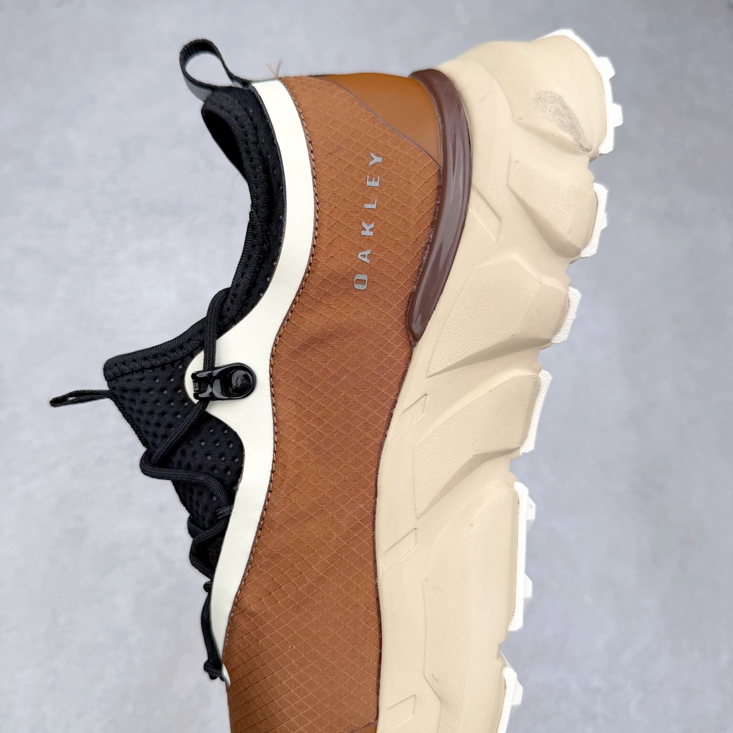 图片[7]-Oakley 欧克利 Light Shield 舒适耐磨防水低帮户外功能鞋 OAKLEY（欧克利）是美国的运动品牌，主攻的是各类功能眼镜，还有休闲装、滑雪、游泳、骑行及田径运动装。现在欧克利已经开始发展军事领域了，主要产的是军靴、手套、护目镜、风镜等。其中运动眼镜是深受运动人士喜爱的，自行车，滑雪，跑步等运动系列。实拍调校N版已经零色差零失真 百分百还原实物色彩所见即所得 不存在货不对板色差等低级问题 选购参考实物拍摄 不混卖不参货 只用心做好货严格选品 承诺混一赔十 尺码：36 36.5 37.5 38 38.5 39 40 40.5 41 42 42.5 43 44 44.5 45-选品中心