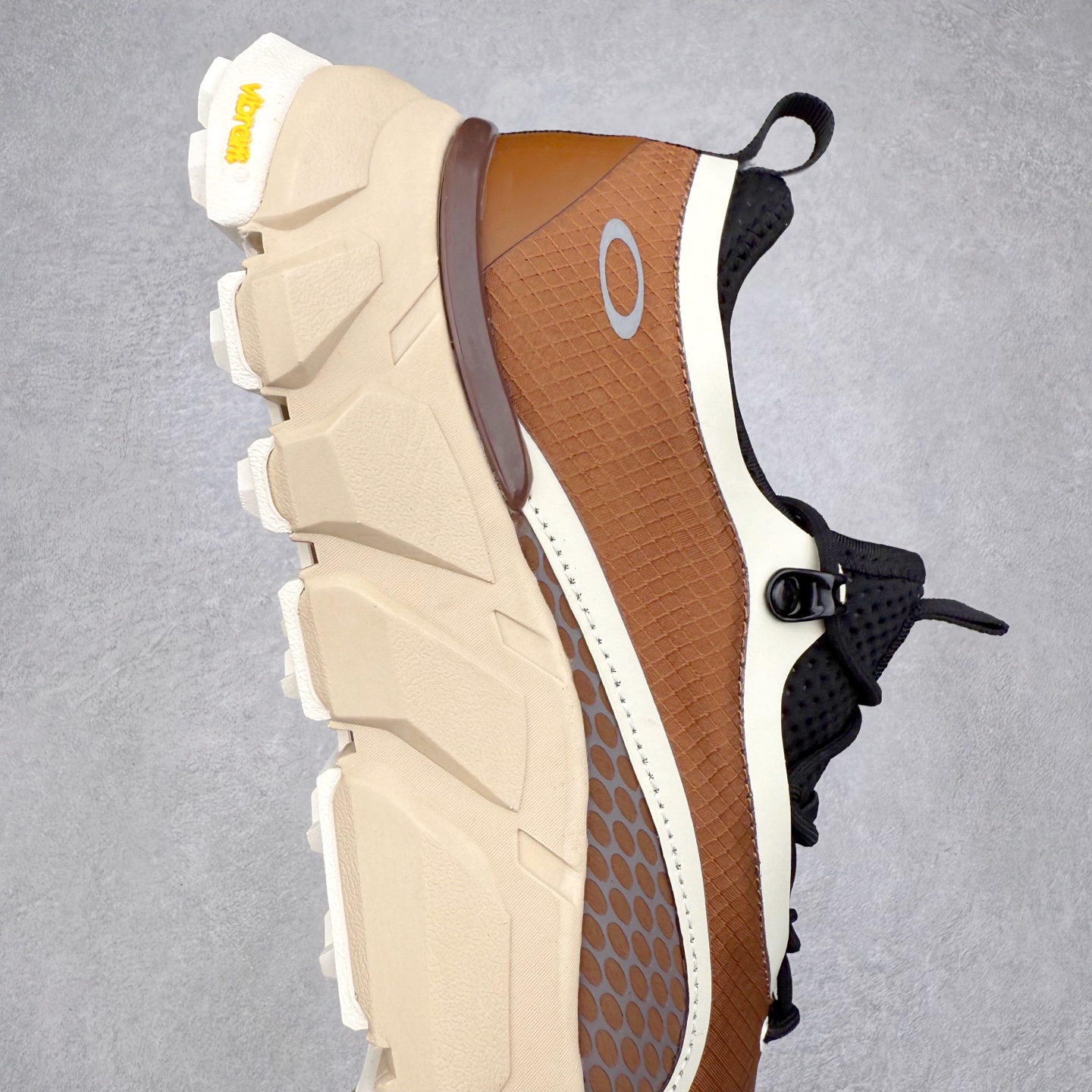 图片[6]-Oakley 欧克利 Light Shield 舒适耐磨防水低帮户外功能鞋 OAKLEY（欧克利）是美国的运动品牌，主攻的是各类功能眼镜，还有休闲装、滑雪、游泳、骑行及田径运动装。现在欧克利已经开始发展军事领域了，主要产的是军靴、手套、护目镜、风镜等。其中运动眼镜是深受运动人士喜爱的，自行车，滑雪，跑步等运动系列。实拍调校N版已经零色差零失真 百分百还原实物色彩所见即所得 不存在货不对板色差等低级问题 选购参考实物拍摄 不混卖不参货 只用心做好货严格选品 承诺混一赔十 尺码：36 36.5 37.5 38 38.5 39 40 40.5 41 42 42.5 43 44 44.5 45-选品中心