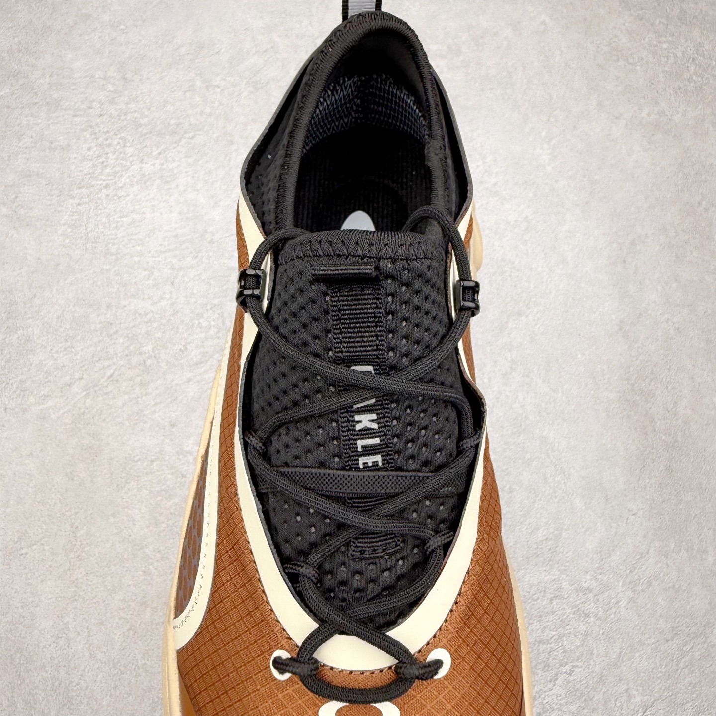 图片[5]-Oakley 欧克利 Light Shield 舒适耐磨防水低帮户外功能鞋 OAKLEY（欧克利）是美国的运动品牌，主攻的是各类功能眼镜，还有休闲装、滑雪、游泳、骑行及田径运动装。现在欧克利已经开始发展军事领域了，主要产的是军靴、手套、护目镜、风镜等。其中运动眼镜是深受运动人士喜爱的，自行车，滑雪，跑步等运动系列。实拍调校N版已经零色差零失真 百分百还原实物色彩所见即所得 不存在货不对板色差等低级问题 选购参考实物拍摄 不混卖不参货 只用心做好货严格选品 承诺混一赔十 尺码：36 36.5 37.5 38 38.5 39 40 40.5 41 42 42.5 43 44 44.5 45-选品中心