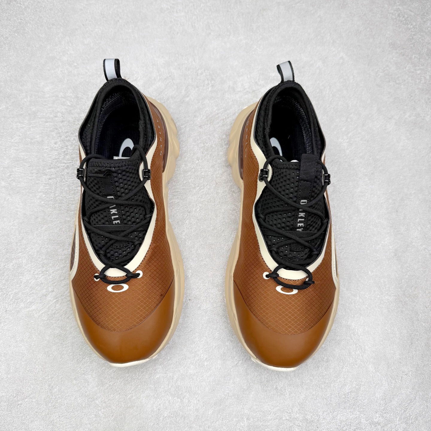 图片[2]-Oakley 欧克利 Light Shield 舒适耐磨防水低帮户外功能鞋 OAKLEY（欧克利）是美国的运动品牌，主攻的是各类功能眼镜，还有休闲装、滑雪、游泳、骑行及田径运动装。现在欧克利已经开始发展军事领域了，主要产的是军靴、手套、护目镜、风镜等。其中运动眼镜是深受运动人士喜爱的，自行车，滑雪，跑步等运动系列。实拍调校N版已经零色差零失真 百分百还原实物色彩所见即所得 不存在货不对板色差等低级问题 选购参考实物拍摄 不混卖不参货 只用心做好货严格选品 承诺混一赔十 尺码：36 36.5 37.5 38 38.5 39 40 40.5 41 42 42.5 43 44 44.5 45-选品中心