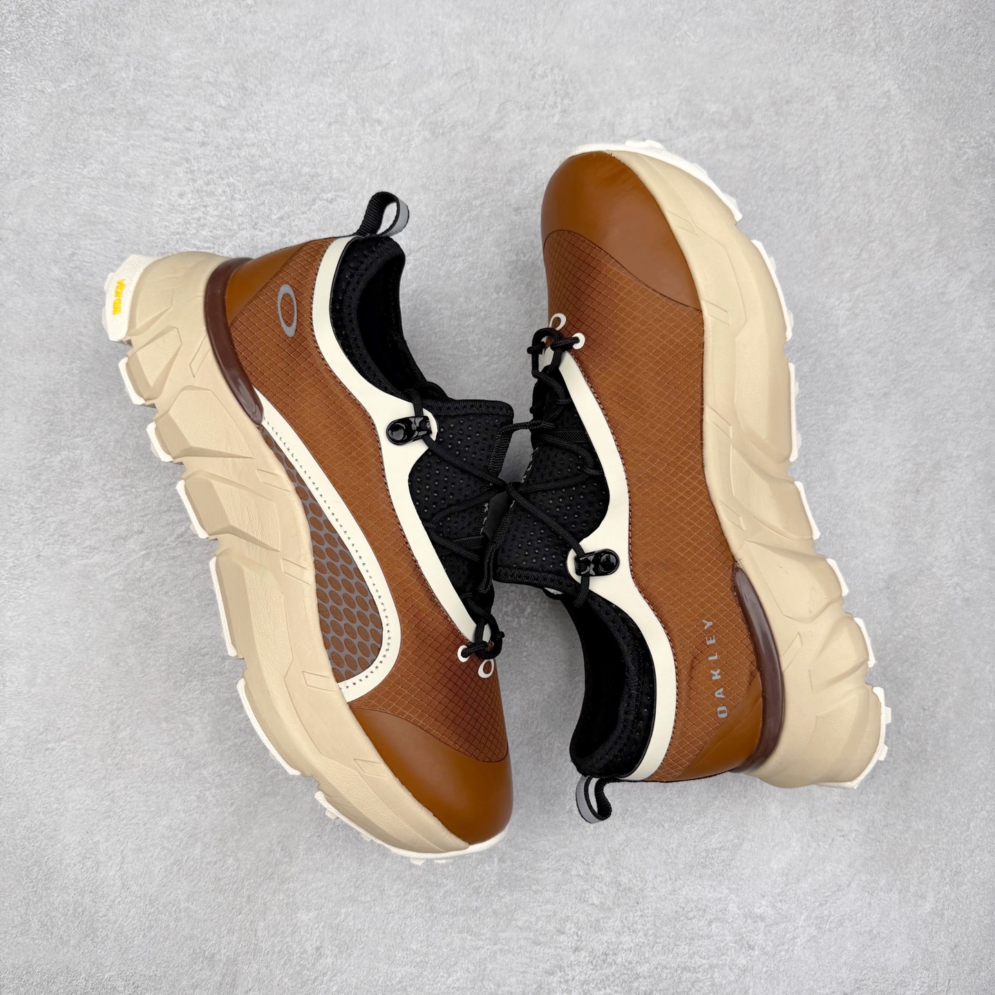 图片[3]-Oakley 欧克利 Light Shield 舒适耐磨防水低帮户外功能鞋 OAKLEY（欧克利）是美国的运动品牌，主攻的是各类功能眼镜，还有休闲装、滑雪、游泳、骑行及田径运动装。现在欧克利已经开始发展军事领域了，主要产的是军靴、手套、护目镜、风镜等。其中运动眼镜是深受运动人士喜爱的，自行车，滑雪，跑步等运动系列。实拍调校N版已经零色差零失真 百分百还原实物色彩所见即所得 不存在货不对板色差等低级问题 选购参考实物拍摄 不混卖不参货 只用心做好货严格选品 承诺混一赔十 尺码：36 36.5 37.5 38 38.5 39 40 40.5 41 42 42.5 43 44 44.5 45-选品中心