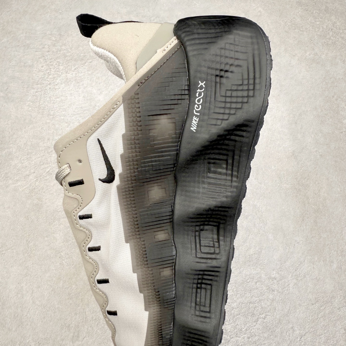 图片[7]-HYEIN SEO x NK Ava Rover 百搭舒适耐磨低帮跑步鞋 男女同款 流线型轮廓，通过轻薄物料鞋面结合 TPU 网格状支撑示人，增厚的中底材质选用 ReactX 加持，华夫外底收尾。鞋垫与后跟鞋提，克制点缀 Hyein Seo 字样。鞋垫与鞋提则采用菱形格纹的变化元素呈现。实拍调校N版已经零色差零失真 百分百还原实物色彩所见即所得 不存在货不对板色差等低级问题 选购参考实物拍摄 不混卖不参货 只用心做好货严格选品 承诺混一赔十 尺码：36 36.5 37.5 38 38.5 39 40 40.5 41 42 42.5 43 44 44.5 45-选品中心