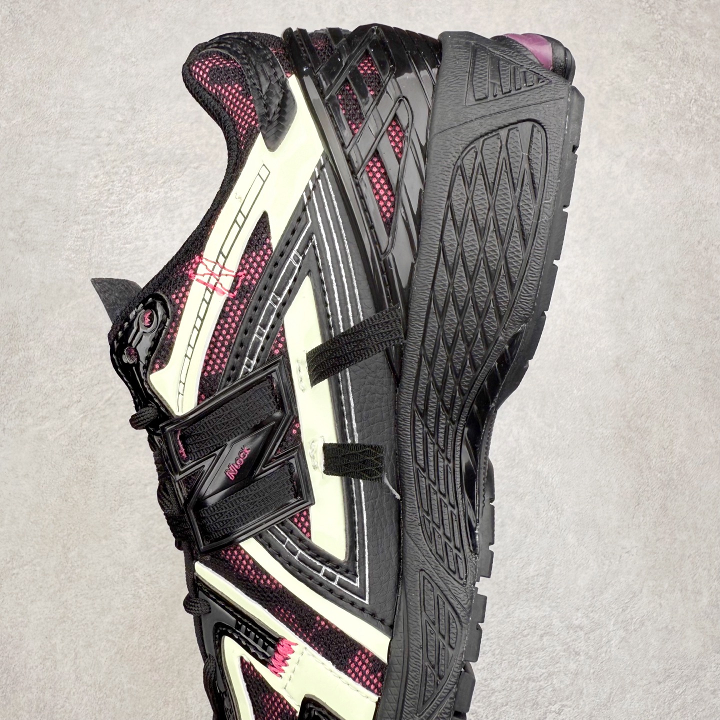 图片[7]-New Balance M1906R NB新百伦系列复古老爹风休闲运动慢跑鞋 日韩出口特供订单 全网最全配色 配套商长期套现长期补货 全新货品 正常出厂触屏不到的单价 超级跑量款 全套原楦原纸板原厂数据开发 进口三明治网面 原装进口翻毛皮料正确绒感卡色 正确中底拉帮中底网布细节 采用轻质牛剖革拼接透气网眼衬垫织物鞋面材质 T-Beam大底提供足步弓支撑 保持步态稳定 后跟搭载外露缓震胶 鞋身整体以各种深浅不一的灰色覆盖 鞋头以淡蓝色调装饰 网眼衬垫通过不规律的色块实现做旧的美感 泛黄的鞋底更是进一步增添了复古气息 尺码：36 37 37.5 38 38.5 39.5 40 40.5 41.5 42 42.5 43 44 45-选品中心