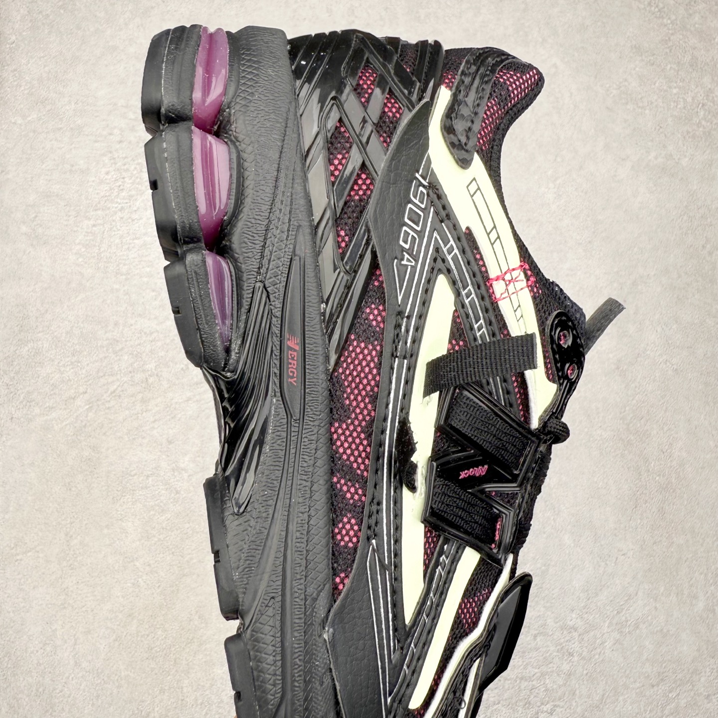 图片[6]-New Balance M1906R NB新百伦系列复古老爹风休闲运动慢跑鞋 日韩出口特供订单 全网最全配色 配套商长期套现长期补货 全新货品 正常出厂触屏不到的单价 超级跑量款 全套原楦原纸板原厂数据开发 进口三明治网面 原装进口翻毛皮料正确绒感卡色 正确中底拉帮中底网布细节 采用轻质牛剖革拼接透气网眼衬垫织物鞋面材质 T-Beam大底提供足步弓支撑 保持步态稳定 后跟搭载外露缓震胶 鞋身整体以各种深浅不一的灰色覆盖 鞋头以淡蓝色调装饰 网眼衬垫通过不规律的色块实现做旧的美感 泛黄的鞋底更是进一步增添了复古气息 尺码：36 37 37.5 38 38.5 39.5 40 40.5 41.5 42 42.5 43 44 45-选品中心