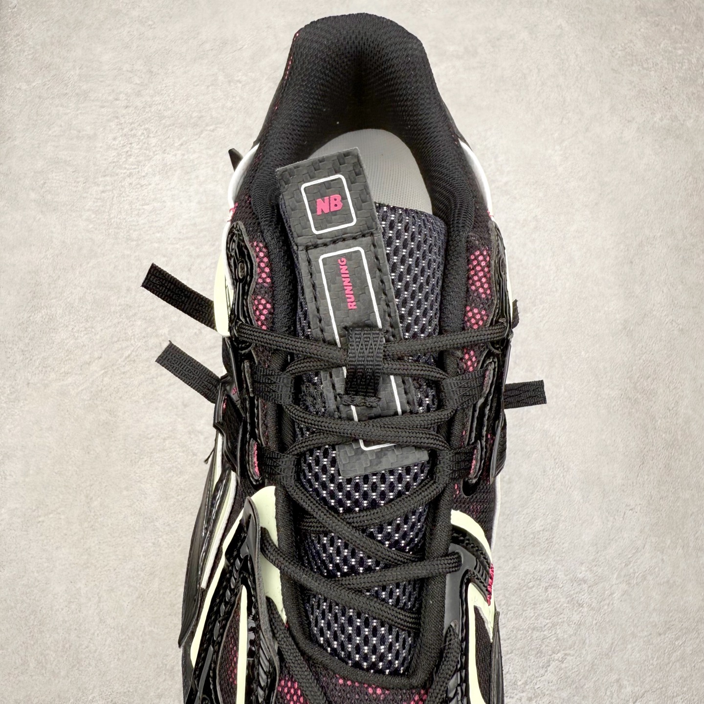 图片[5]-New Balance M1906R NB新百伦系列复古老爹风休闲运动慢跑鞋 日韩出口特供订单 全网最全配色 配套商长期套现长期补货 全新货品 正常出厂触屏不到的单价 超级跑量款 全套原楦原纸板原厂数据开发 进口三明治网面 原装进口翻毛皮料正确绒感卡色 正确中底拉帮中底网布细节 采用轻质牛剖革拼接透气网眼衬垫织物鞋面材质 T-Beam大底提供足步弓支撑 保持步态稳定 后跟搭载外露缓震胶 鞋身整体以各种深浅不一的灰色覆盖 鞋头以淡蓝色调装饰 网眼衬垫通过不规律的色块实现做旧的美感 泛黄的鞋底更是进一步增添了复古气息 尺码：36 37 37.5 38 38.5 39.5 40 40.5 41.5 42 42.5 43 44 45-选品中心