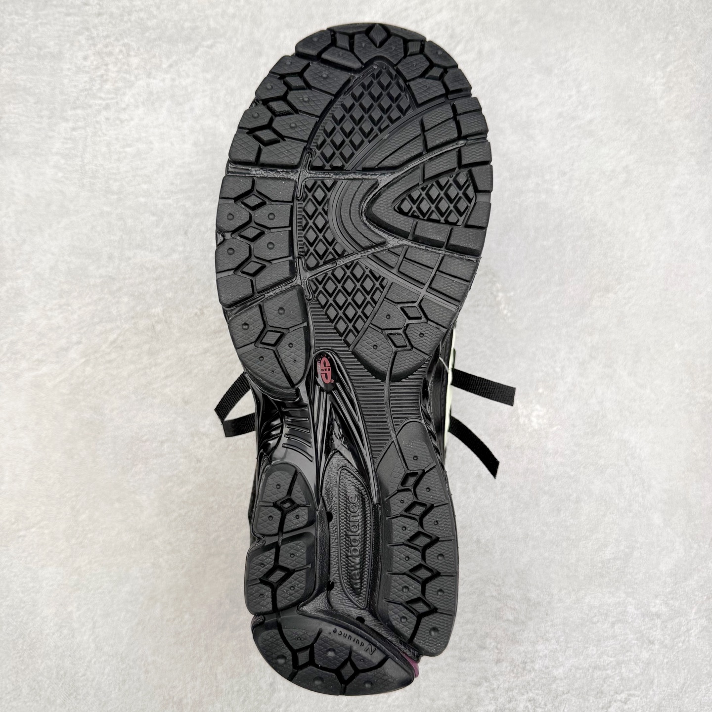 图片[9]-New Balance M1906R NB新百伦系列复古老爹风休闲运动慢跑鞋 日韩出口特供订单 全网最全配色 配套商长期套现长期补货 全新货品 正常出厂触屏不到的单价 超级跑量款 全套原楦原纸板原厂数据开发 进口三明治网面 原装进口翻毛皮料正确绒感卡色 正确中底拉帮中底网布细节 采用轻质牛剖革拼接透气网眼衬垫织物鞋面材质 T-Beam大底提供足步弓支撑 保持步态稳定 后跟搭载外露缓震胶 鞋身整体以各种深浅不一的灰色覆盖 鞋头以淡蓝色调装饰 网眼衬垫通过不规律的色块实现做旧的美感 泛黄的鞋底更是进一步增添了复古气息 尺码：36 37 37.5 38 38.5 39.5 40 40.5 41.5 42 42.5 43 44 45-选品中心