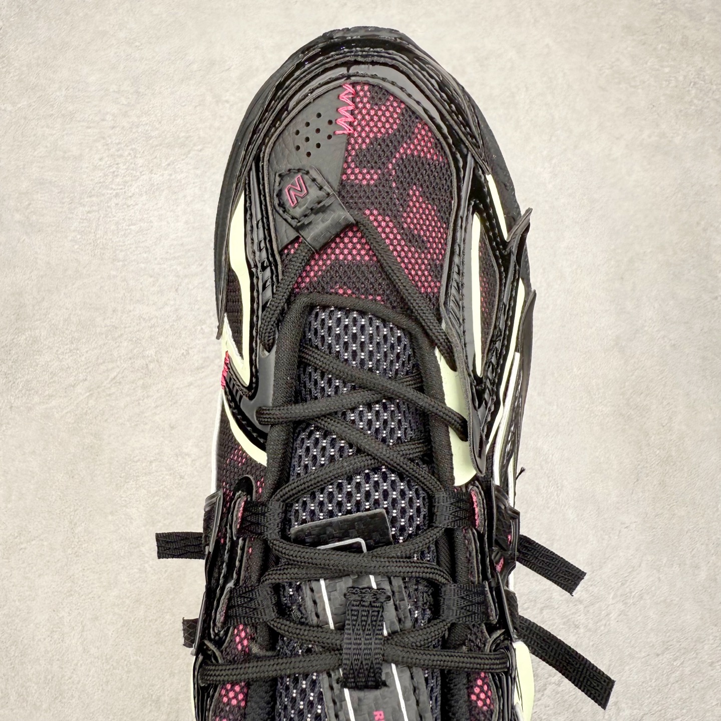 图片[4]-New Balance M1906R NB新百伦系列复古老爹风休闲运动慢跑鞋 日韩出口特供订单 全网最全配色 配套商长期套现长期补货 全新货品 正常出厂触屏不到的单价 超级跑量款 全套原楦原纸板原厂数据开发 进口三明治网面 原装进口翻毛皮料正确绒感卡色 正确中底拉帮中底网布细节 采用轻质牛剖革拼接透气网眼衬垫织物鞋面材质 T-Beam大底提供足步弓支撑 保持步态稳定 后跟搭载外露缓震胶 鞋身整体以各种深浅不一的灰色覆盖 鞋头以淡蓝色调装饰 网眼衬垫通过不规律的色块实现做旧的美感 泛黄的鞋底更是进一步增添了复古气息 尺码：36 37 37.5 38 38.5 39.5 40 40.5 41.5 42 42.5 43 44 45-选品中心