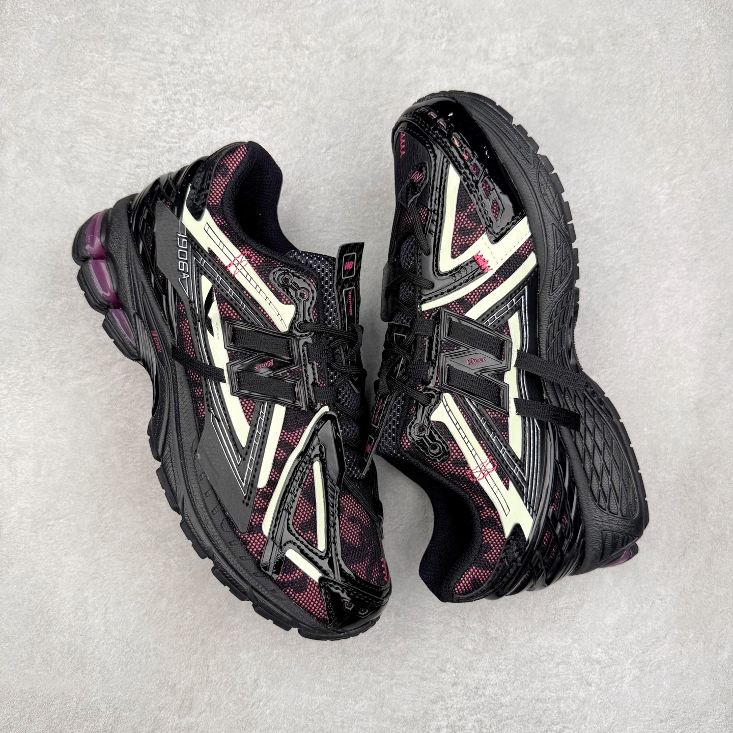 图片[3]-New Balance M1906R NB新百伦系列复古老爹风休闲运动慢跑鞋 日韩出口特供订单 全网最全配色 配套商长期套现长期补货 全新货品 正常出厂触屏不到的单价 超级跑量款 全套原楦原纸板原厂数据开发 进口三明治网面 原装进口翻毛皮料正确绒感卡色 正确中底拉帮中底网布细节 采用轻质牛剖革拼接透气网眼衬垫织物鞋面材质 T-Beam大底提供足步弓支撑 保持步态稳定 后跟搭载外露缓震胶 鞋身整体以各种深浅不一的灰色覆盖 鞋头以淡蓝色调装饰 网眼衬垫通过不规律的色块实现做旧的美感 泛黄的鞋底更是进一步增添了复古气息 尺码：36 37 37.5 38 38.5 39.5 40 40.5 41.5 42 42.5 43 44 45-选品中心