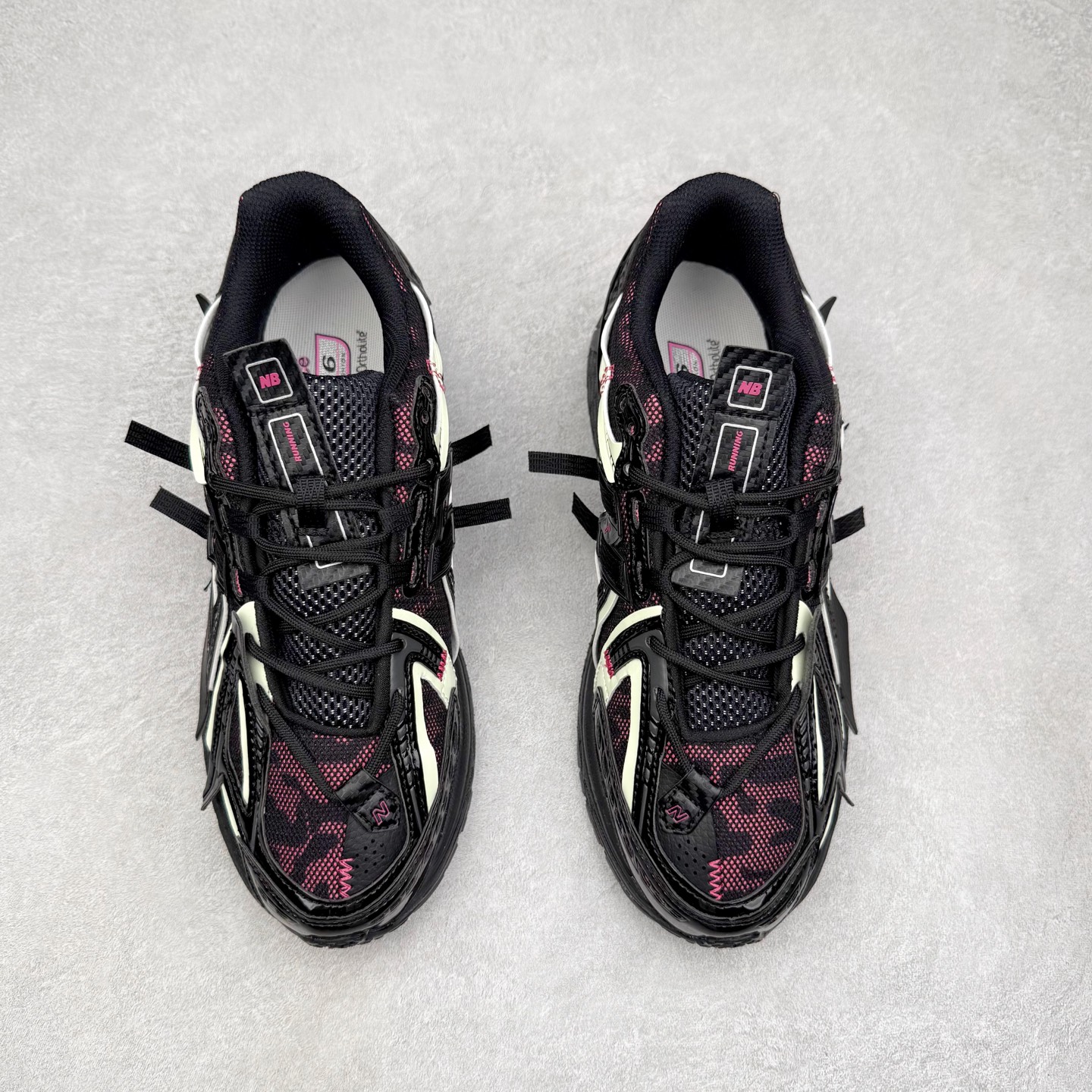 图片[2]-New Balance M1906R NB新百伦系列复古老爹风休闲运动慢跑鞋 日韩出口特供订单 全网最全配色 配套商长期套现长期补货 全新货品 正常出厂触屏不到的单价 超级跑量款 全套原楦原纸板原厂数据开发 进口三明治网面 原装进口翻毛皮料正确绒感卡色 正确中底拉帮中底网布细节 采用轻质牛剖革拼接透气网眼衬垫织物鞋面材质 T-Beam大底提供足步弓支撑 保持步态稳定 后跟搭载外露缓震胶 鞋身整体以各种深浅不一的灰色覆盖 鞋头以淡蓝色调装饰 网眼衬垫通过不规律的色块实现做旧的美感 泛黄的鞋底更是进一步增添了复古气息 尺码：36 37 37.5 38 38.5 39.5 40 40.5 41.5 42 42.5 43 44 45-选品中心