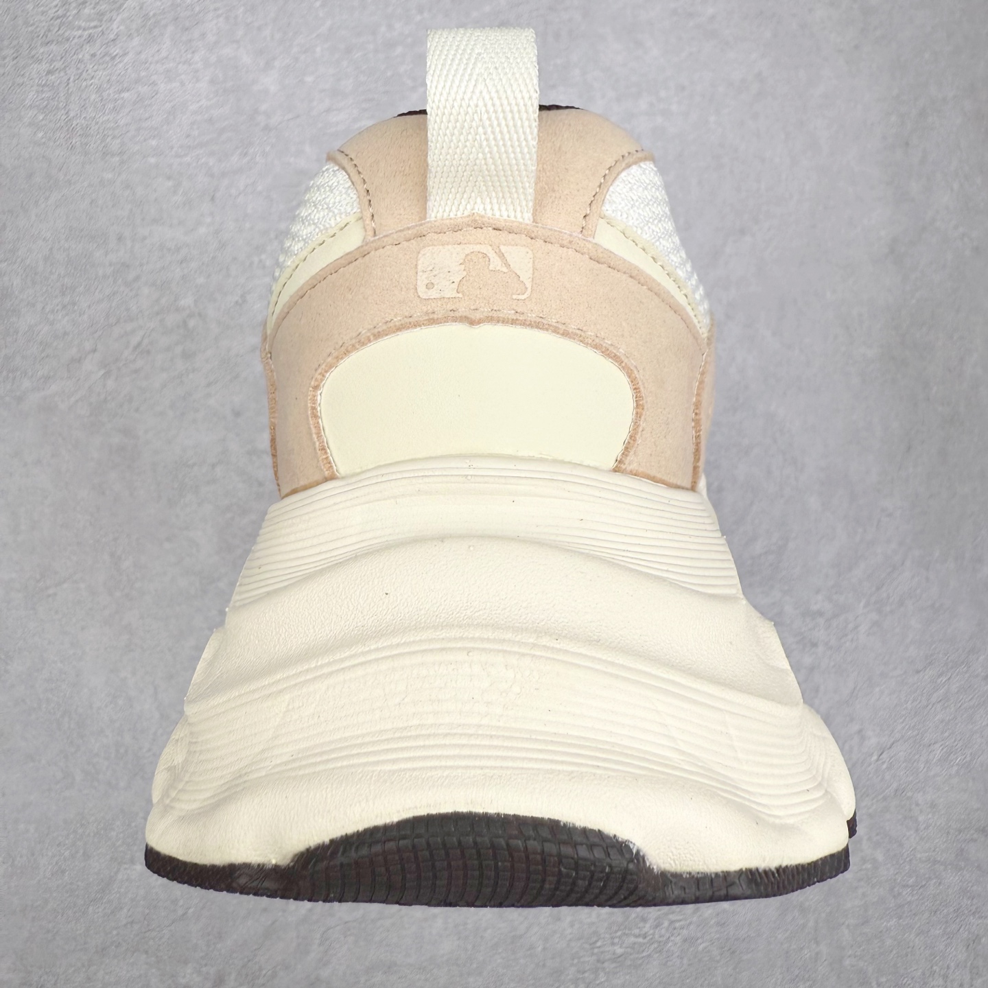 图片[8]-MLB New York Yankees Curve Runner 舒适百搭流浪鞋防滑耐磨低帮跑步鞋 Korea韩国联名NY美国榄球纽约洋基队限定 目前可过轻松秒过各类鉴定 能操作的私聊 韩国代购专供 左脚内置NFC感应 区别市面贴纸假芯片 MLB专用菱形双针中底布 重点细节中底布带注胶孔 原厂NFC感应吊牌 支持鉴定 一个两位数 原盒原标 全套原楦原纸板原厂数据开发 中韩文保养标贴 绿色防霉片 平台代购专供 独家一比一RB+MD组合大底 高频后跟小人Logo精准对位立体饱满 正确网布加超迁鞋面 转印中底走线紧密 转印Logo工艺表层防刮不掉色 尺码：35 36 36.5 37.5 38 38.5 39 40 40.5 41 42 42.5 43 44 44.5 45-选品中心