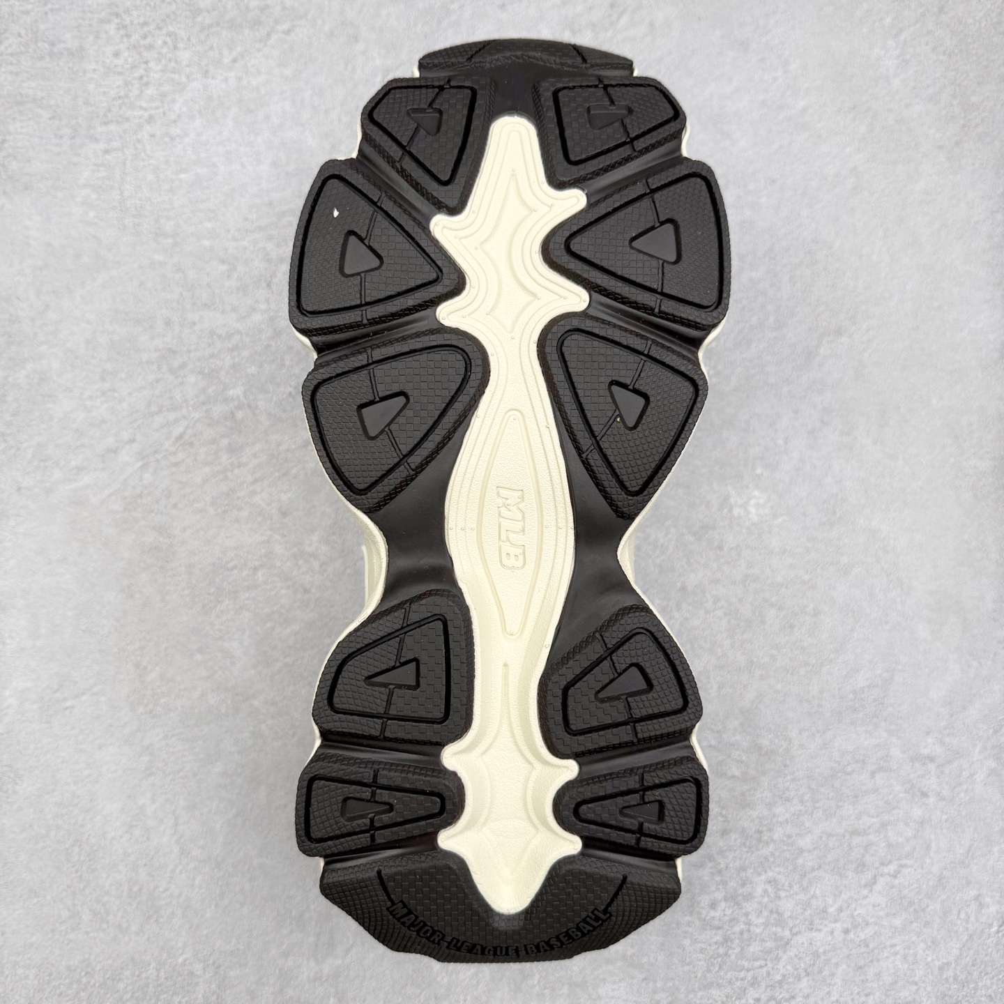 图片[9]-MLB New York Yankees Curve Runner 舒适百搭流浪鞋防滑耐磨低帮跑步鞋 Korea韩国联名NY美国榄球纽约洋基队限定 目前可过轻松秒过各类鉴定 能操作的私聊 韩国代购专供 左脚内置NFC感应 区别市面贴纸假芯片 MLB专用菱形双针中底布 重点细节中底布带注胶孔 原厂NFC感应吊牌 支持鉴定 一个两位数 原盒原标 全套原楦原纸板原厂数据开发 中韩文保养标贴 绿色防霉片 平台代购专供 独家一比一RB+MD组合大底 高频后跟小人Logo精准对位立体饱满 正确网布加超迁鞋面 转印中底走线紧密 转印Logo工艺表层防刮不掉色 尺码：35 36 36.5 37.5 38 38.5 39 40 40.5 41 42 42.5 43 44 44.5 45-选品中心