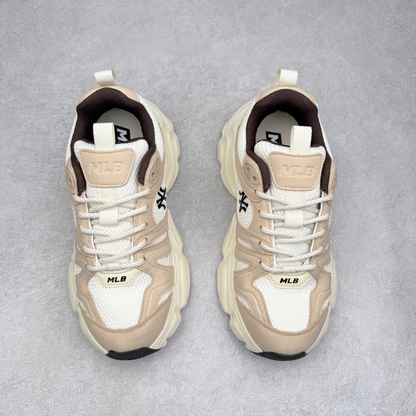 图片[2]-MLB New York Yankees Curve Runner 舒适百搭流浪鞋防滑耐磨低帮跑步鞋 Korea韩国联名NY美国榄球纽约洋基队限定 目前可过轻松秒过各类鉴定 能操作的私聊 韩国代购专供 左脚内置NFC感应 区别市面贴纸假芯片 MLB专用菱形双针中底布 重点细节中底布带注胶孔 原厂NFC感应吊牌 支持鉴定 一个两位数 原盒原标 全套原楦原纸板原厂数据开发 中韩文保养标贴 绿色防霉片 平台代购专供 独家一比一RB+MD组合大底 高频后跟小人Logo精准对位立体饱满 正确网布加超迁鞋面 转印中底走线紧密 转印Logo工艺表层防刮不掉色 尺码：35 36 36.5 37.5 38 38.5 39 40 40.5 41 42 42.5 43 44 44.5 45-选品中心