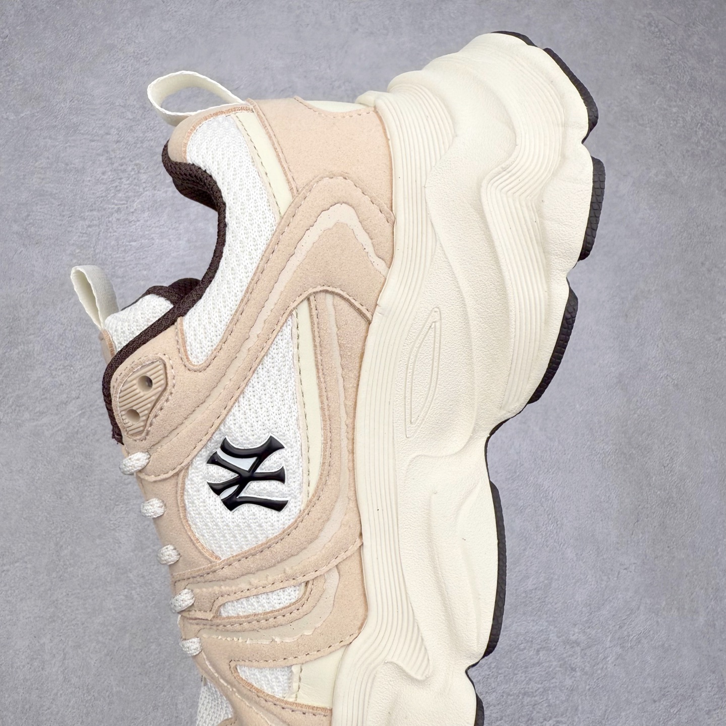 图片[7]-MLB New York Yankees Curve Runner 舒适百搭流浪鞋防滑耐磨低帮跑步鞋 Korea韩国联名NY美国榄球纽约洋基队限定 目前可过轻松秒过各类鉴定 能操作的私聊 韩国代购专供 左脚内置NFC感应 区别市面贴纸假芯片 MLB专用菱形双针中底布 重点细节中底布带注胶孔 原厂NFC感应吊牌 支持鉴定 一个两位数 原盒原标 全套原楦原纸板原厂数据开发 中韩文保养标贴 绿色防霉片 平台代购专供 独家一比一RB+MD组合大底 高频后跟小人Logo精准对位立体饱满 正确网布加超迁鞋面 转印中底走线紧密 转印Logo工艺表层防刮不掉色 尺码：35 36 36.5 37.5 38 38.5 39 40 40.5 41 42 42.5 43 44 44.5 45-选品中心