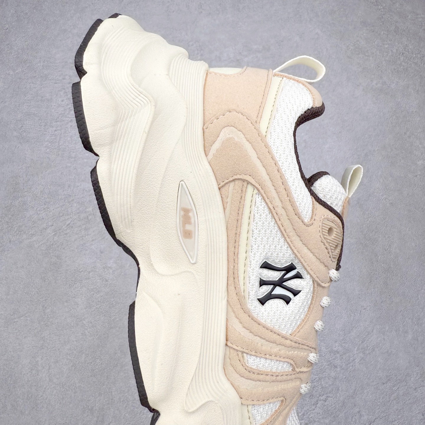 图片[6]-MLB New York Yankees Curve Runner 舒适百搭流浪鞋防滑耐磨低帮跑步鞋 Korea韩国联名NY美国榄球纽约洋基队限定 目前可过轻松秒过各类鉴定 能操作的私聊 韩国代购专供 左脚内置NFC感应 区别市面贴纸假芯片 MLB专用菱形双针中底布 重点细节中底布带注胶孔 原厂NFC感应吊牌 支持鉴定 一个两位数 原盒原标 全套原楦原纸板原厂数据开发 中韩文保养标贴 绿色防霉片 平台代购专供 独家一比一RB+MD组合大底 高频后跟小人Logo精准对位立体饱满 正确网布加超迁鞋面 转印中底走线紧密 转印Logo工艺表层防刮不掉色 尺码：35 36 36.5 37.5 38 38.5 39 40 40.5 41 42 42.5 43 44 44.5 45-选品中心