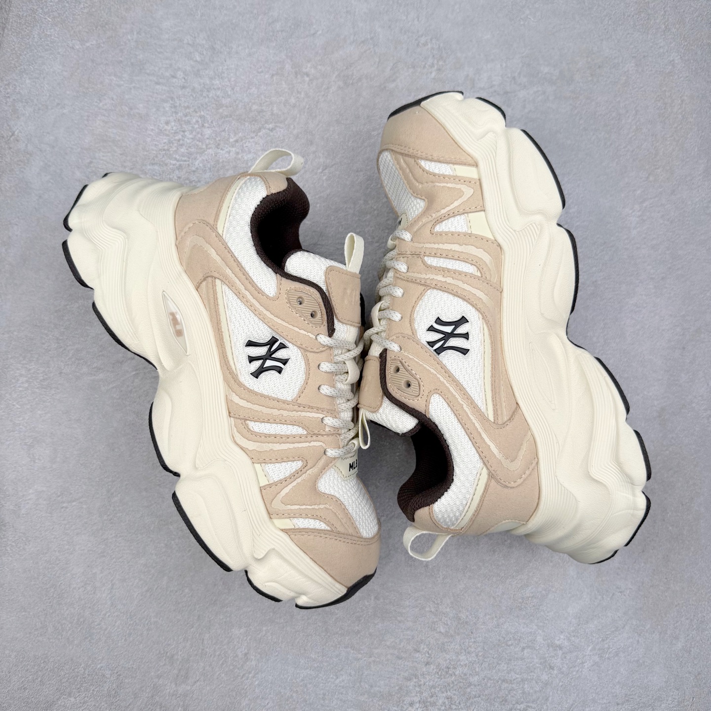 图片[3]-MLB New York Yankees Curve Runner 舒适百搭流浪鞋防滑耐磨低帮跑步鞋 Korea韩国联名NY美国榄球纽约洋基队限定 目前可过轻松秒过各类鉴定 能操作的私聊 韩国代购专供 左脚内置NFC感应 区别市面贴纸假芯片 MLB专用菱形双针中底布 重点细节中底布带注胶孔 原厂NFC感应吊牌 支持鉴定 一个两位数 原盒原标 全套原楦原纸板原厂数据开发 中韩文保养标贴 绿色防霉片 平台代购专供 独家一比一RB+MD组合大底 高频后跟小人Logo精准对位立体饱满 正确网布加超迁鞋面 转印中底走线紧密 转印Logo工艺表层防刮不掉色 尺码：35 36 36.5 37.5 38 38.5 39 40 40.5 41 42 42.5 43 44 44.5 45-选品中心