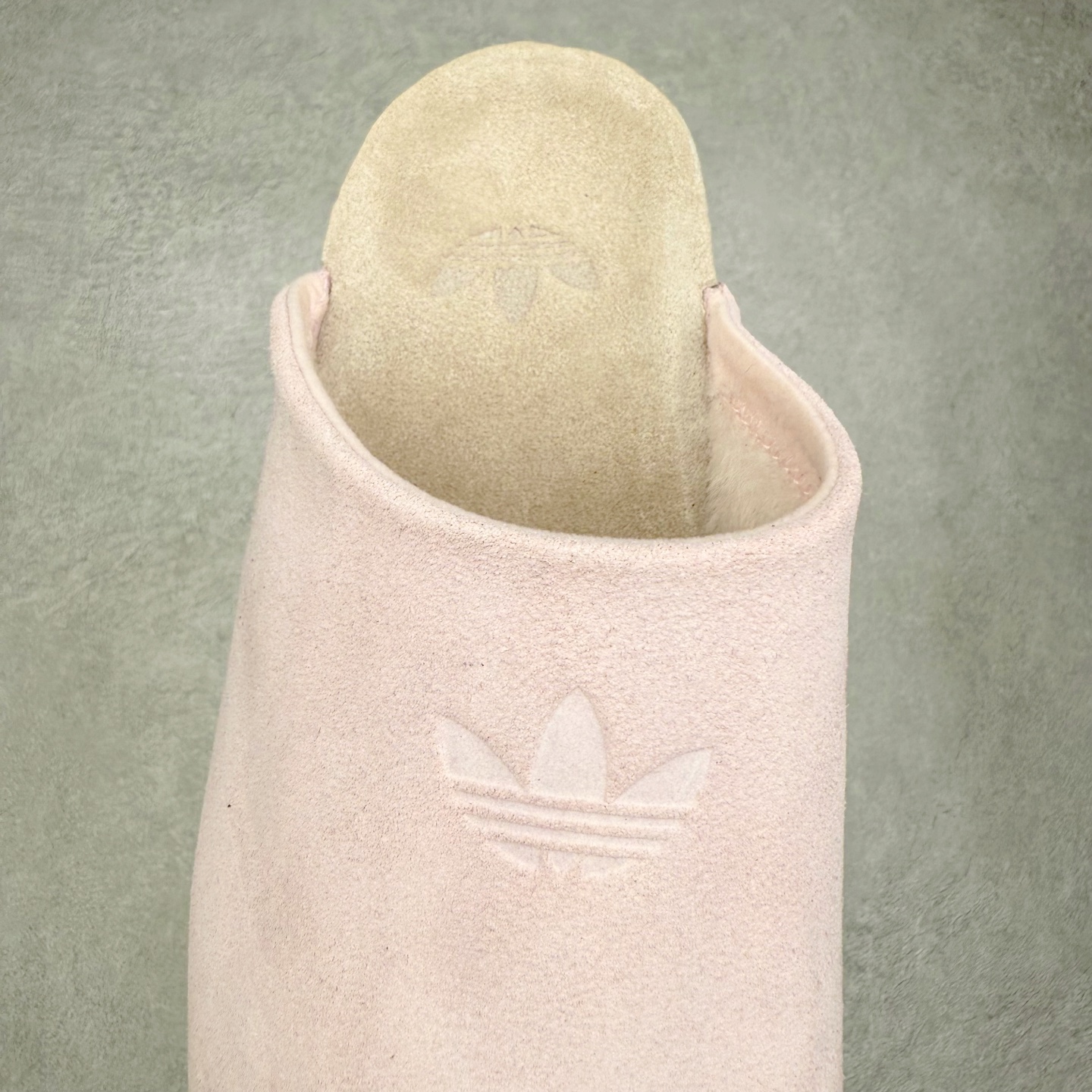 图片[5]-AD Originals Adimule 舒适百搭防磨包头拖鞋 男女同款 实拍调校N版已经零色差零失真 百分百还原实物色彩所见即所得 不存在货不对板色差等低级问题 选购参考实物拍摄 不混卖不参货 只用心做好货严格选品 承诺混一赔十 尺码：36 36.5 37.5 38 38.5 39 40 40.5 41 42 42.5 43 44 44.5 45-选品中心