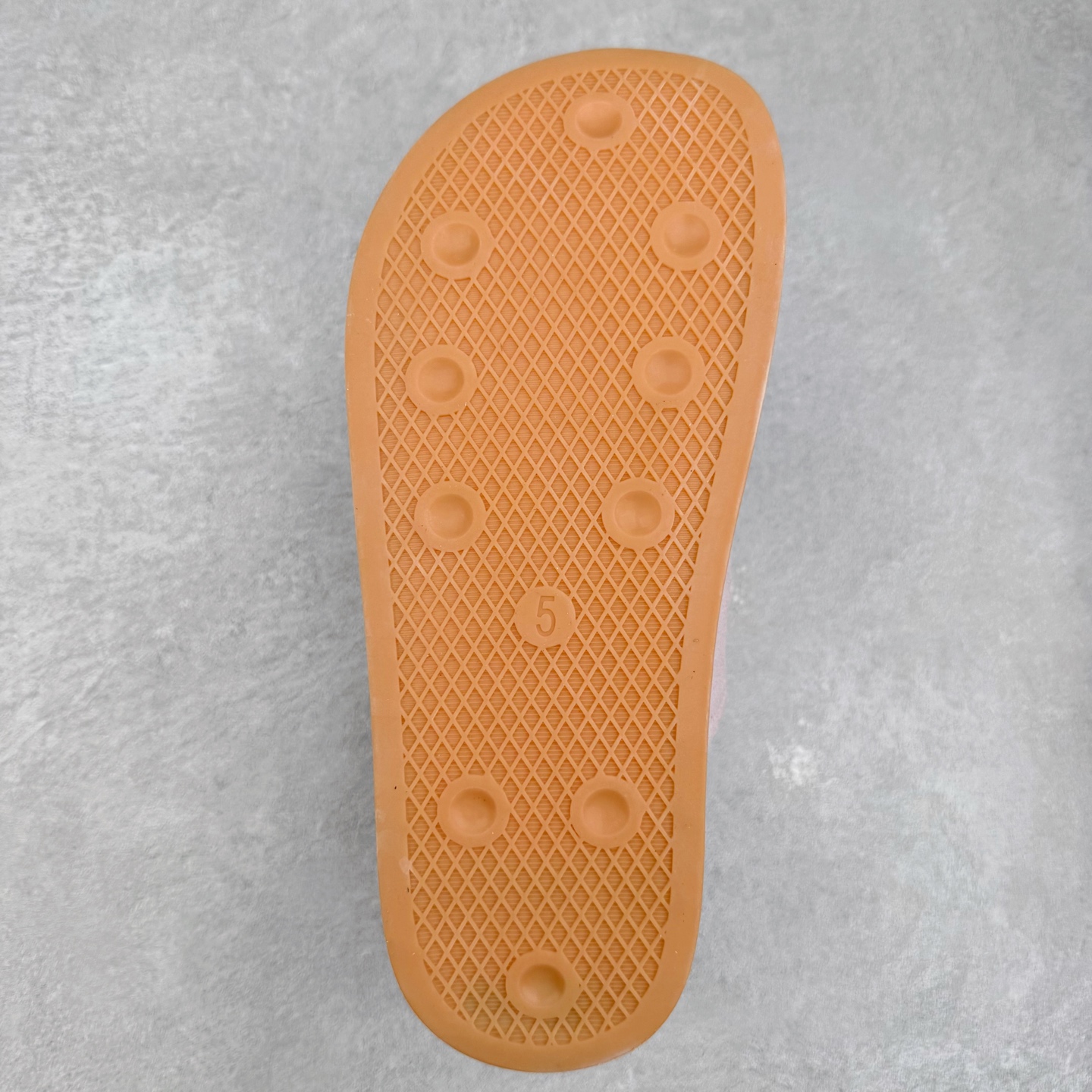 图片[9]-AD Originals Adimule 舒适百搭防磨包头拖鞋 男女同款 实拍调校N版已经零色差零失真 百分百还原实物色彩所见即所得 不存在货不对板色差等低级问题 选购参考实物拍摄 不混卖不参货 只用心做好货严格选品 承诺混一赔十 尺码：36 36.5 37.5 38 38.5 39 40 40.5 41 42 42.5 43 44 44.5 45-选品中心