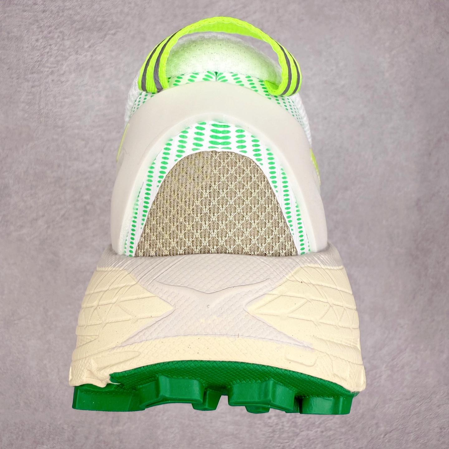 图片[8]-HOKA ONE ONE Mafate Speed 2 Low 玛法特2代系列低帮轻量户外越野休闲运动慢跑鞋 HOKA ONE ONE 最近推出了一个胶囊系列 Origin Story 这个系列里的 Mafate Speed 2 可以说让我日思夜想有一阵子了 最近终于拔草 让我来分享一下这双也是上脚赞到爆的越野跑鞋吧 以阿尔卑斯山脉作为主题将亮黄色与蓝色调覆盖在这经典轮廓之上 配色的呈现效果相当亮眼 以至于很多人买这个配色是用来日常搭配的 鞋面采用超轻的无缝架构 轻薄的TPU贴在透气的鞋面材料上 减轻重量同时也保证了支撑性 鞋底则采用滚动平衡技术 引导跑者回归自然步态 祖传的神奇EVA材质中底依旧是一如既往地表现优秀 能提供充足的缓震 作为HOKA家的越野跑鞋 VIBRAM 橡胶大底也是必不可少的 即便在复杂湿滑的地形 依旧能有良好的抓地力及稳定性 鞋带采用了弹性不易松脱的扁宽弹性鞋带 前掌与中掌部分也进行了加宽 也更加适合亚洲人的脚型 是一款十分全面且足够强悍的户外硬核越野鞋 而这双极其亮眼的越野跑鞋恰好又是在江山一百中参赛的UTMB冠军 Ludovic POMMERET 夺冠时穿着的战靴 这就让它变得更加有吸引力了 用来日常搭配的话短裤是基本不挑 长裤我个人推荐阔腿裤 工装裤以及各种长筒牛仔裤都可以 尺码：36 36.5 37.5 38 38.5 39 40 40.5 41 42 42.5 43 44 44.5 45-选品中心