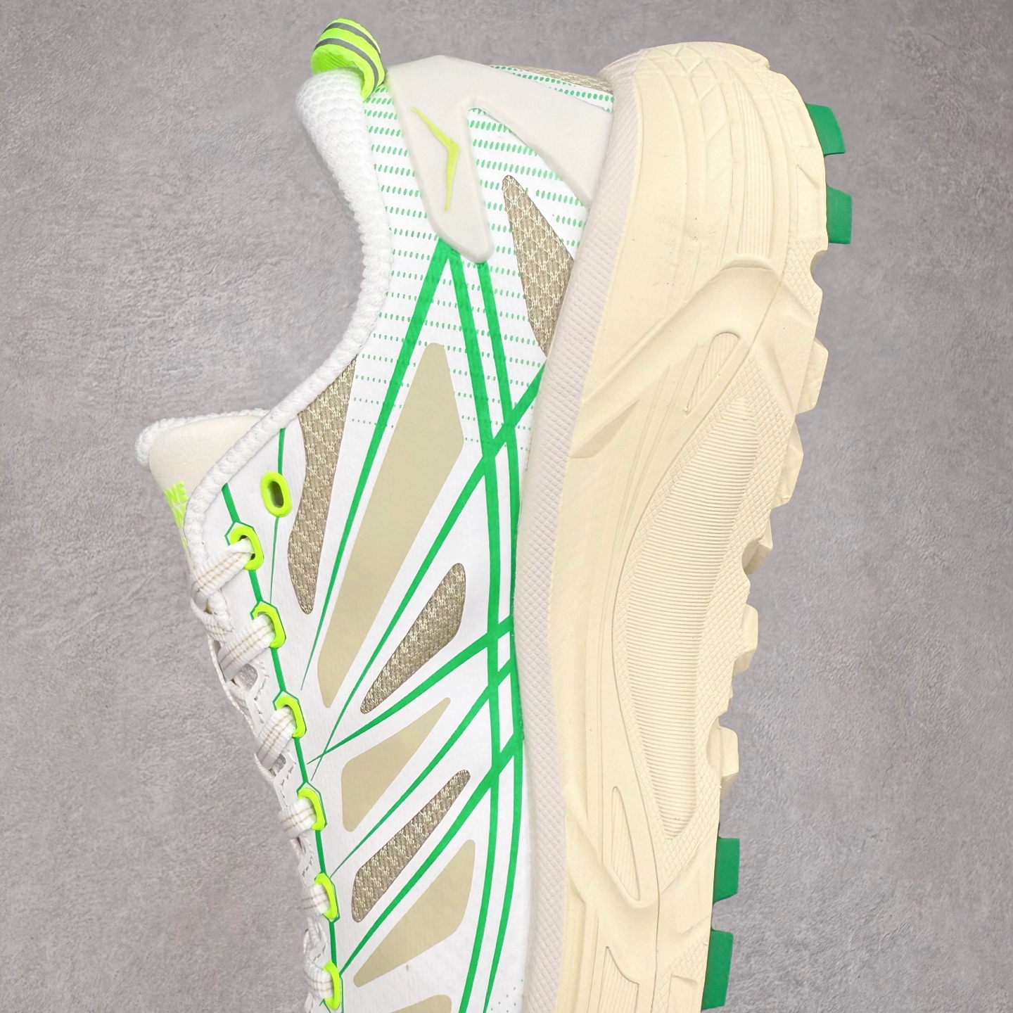 图片[7]-HOKA ONE ONE Mafate Speed 2 Low 玛法特2代系列低帮轻量户外越野休闲运动慢跑鞋 HOKA ONE ONE 最近推出了一个胶囊系列 Origin Story 这个系列里的 Mafate Speed 2 可以说让我日思夜想有一阵子了 最近终于拔草 让我来分享一下这双也是上脚赞到爆的越野跑鞋吧 以阿尔卑斯山脉作为主题将亮黄色与蓝色调覆盖在这经典轮廓之上 配色的呈现效果相当亮眼 以至于很多人买这个配色是用来日常搭配的 鞋面采用超轻的无缝架构 轻薄的TPU贴在透气的鞋面材料上 减轻重量同时也保证了支撑性 鞋底则采用滚动平衡技术 引导跑者回归自然步态 祖传的神奇EVA材质中底依旧是一如既往地表现优秀 能提供充足的缓震 作为HOKA家的越野跑鞋 VIBRAM 橡胶大底也是必不可少的 即便在复杂湿滑的地形 依旧能有良好的抓地力及稳定性 鞋带采用了弹性不易松脱的扁宽弹性鞋带 前掌与中掌部分也进行了加宽 也更加适合亚洲人的脚型 是一款十分全面且足够强悍的户外硬核越野鞋 而这双极其亮眼的越野跑鞋恰好又是在江山一百中参赛的UTMB冠军 Ludovic POMMERET 夺冠时穿着的战靴 这就让它变得更加有吸引力了 用来日常搭配的话短裤是基本不挑 长裤我个人推荐阔腿裤 工装裤以及各种长筒牛仔裤都可以 尺码：36 36.5 37.5 38 38.5 39 40 40.5 41 42 42.5 43 44 44.5 45-选品中心