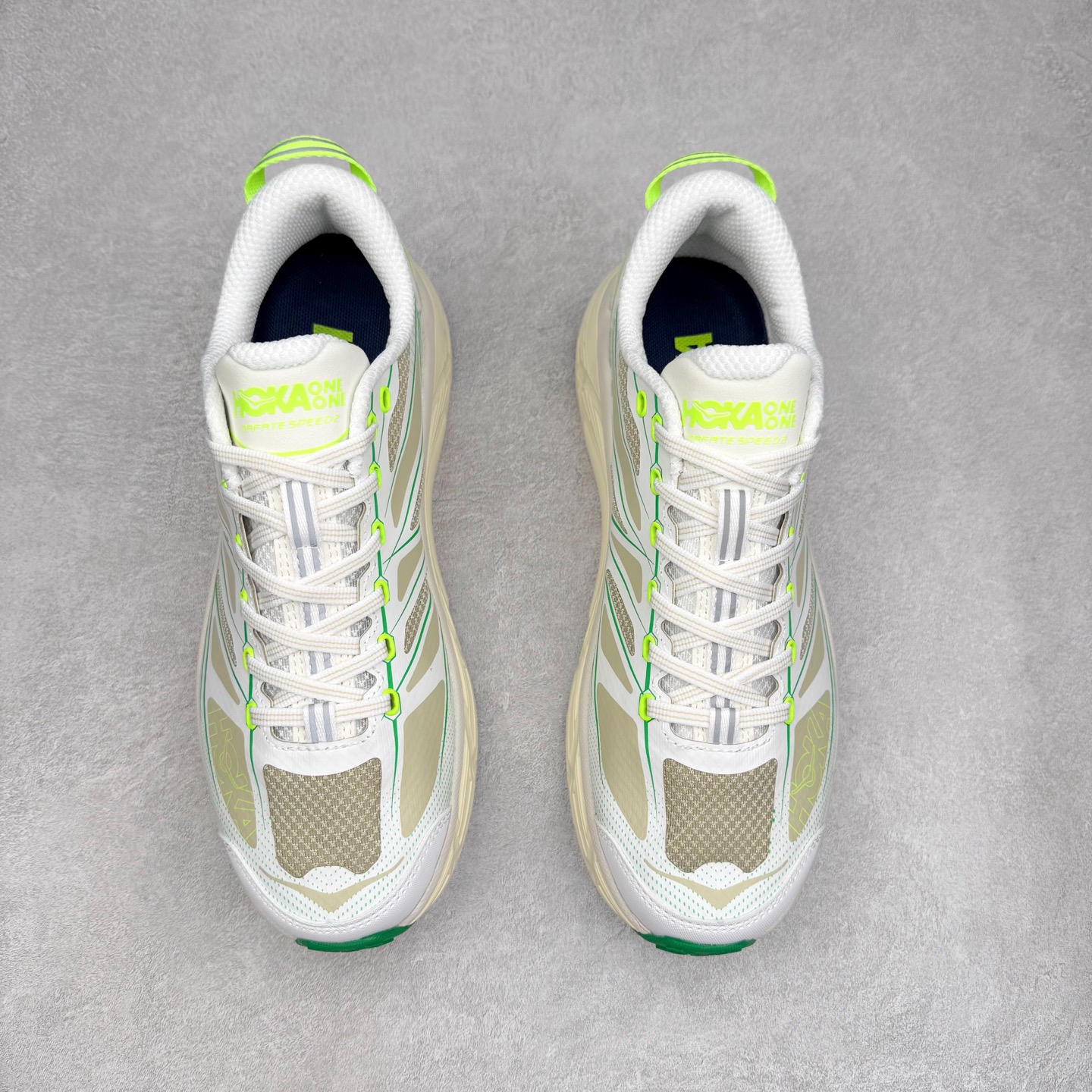 图片[2]-HOKA ONE ONE Mafate Speed 2 Low 玛法特2代系列低帮轻量户外越野休闲运动慢跑鞋 HOKA ONE ONE 最近推出了一个胶囊系列 Origin Story 这个系列里的 Mafate Speed 2 可以说让我日思夜想有一阵子了 最近终于拔草 让我来分享一下这双也是上脚赞到爆的越野跑鞋吧 以阿尔卑斯山脉作为主题将亮黄色与蓝色调覆盖在这经典轮廓之上 配色的呈现效果相当亮眼 以至于很多人买这个配色是用来日常搭配的 鞋面采用超轻的无缝架构 轻薄的TPU贴在透气的鞋面材料上 减轻重量同时也保证了支撑性 鞋底则采用滚动平衡技术 引导跑者回归自然步态 祖传的神奇EVA材质中底依旧是一如既往地表现优秀 能提供充足的缓震 作为HOKA家的越野跑鞋 VIBRAM 橡胶大底也是必不可少的 即便在复杂湿滑的地形 依旧能有良好的抓地力及稳定性 鞋带采用了弹性不易松脱的扁宽弹性鞋带 前掌与中掌部分也进行了加宽 也更加适合亚洲人的脚型 是一款十分全面且足够强悍的户外硬核越野鞋 而这双极其亮眼的越野跑鞋恰好又是在江山一百中参赛的UTMB冠军 Ludovic POMMERET 夺冠时穿着的战靴 这就让它变得更加有吸引力了 用来日常搭配的话短裤是基本不挑 长裤我个人推荐阔腿裤 工装裤以及各种长筒牛仔裤都可以 尺码：36 36.5 37.5 38 38.5 39 40 40.5 41 42 42.5 43 44 44.5 45-选品中心