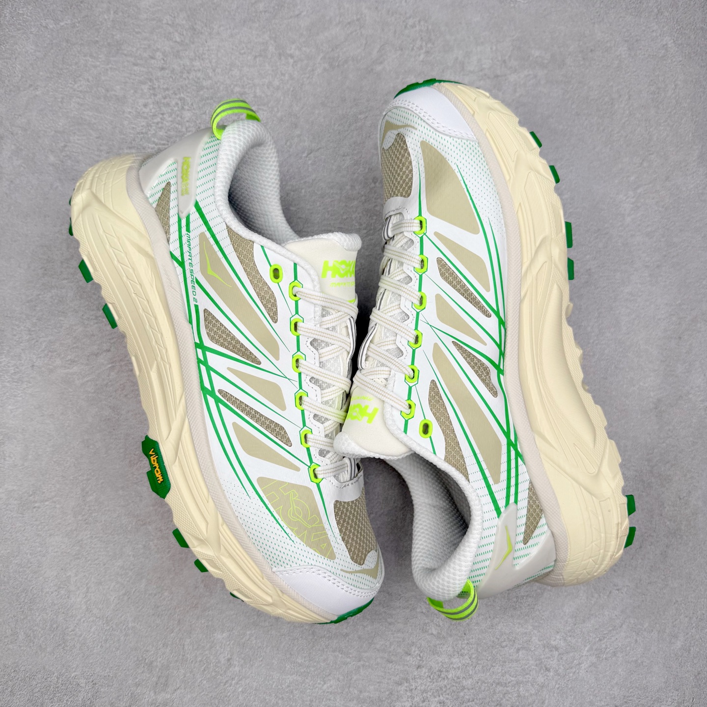 图片[3]-HOKA ONE ONE Mafate Speed 2 Low 玛法特2代系列低帮轻量户外越野休闲运动慢跑鞋 HOKA ONE ONE 最近推出了一个胶囊系列 Origin Story 这个系列里的 Mafate Speed 2 可以说让我日思夜想有一阵子了 最近终于拔草 让我来分享一下这双也是上脚赞到爆的越野跑鞋吧 以阿尔卑斯山脉作为主题将亮黄色与蓝色调覆盖在这经典轮廓之上 配色的呈现效果相当亮眼 以至于很多人买这个配色是用来日常搭配的 鞋面采用超轻的无缝架构 轻薄的TPU贴在透气的鞋面材料上 减轻重量同时也保证了支撑性 鞋底则采用滚动平衡技术 引导跑者回归自然步态 祖传的神奇EVA材质中底依旧是一如既往地表现优秀 能提供充足的缓震 作为HOKA家的越野跑鞋 VIBRAM 橡胶大底也是必不可少的 即便在复杂湿滑的地形 依旧能有良好的抓地力及稳定性 鞋带采用了弹性不易松脱的扁宽弹性鞋带 前掌与中掌部分也进行了加宽 也更加适合亚洲人的脚型 是一款十分全面且足够强悍的户外硬核越野鞋 而这双极其亮眼的越野跑鞋恰好又是在江山一百中参赛的UTMB冠军 Ludovic POMMERET 夺冠时穿着的战靴 这就让它变得更加有吸引力了 用来日常搭配的话短裤是基本不挑 长裤我个人推荐阔腿裤 工装裤以及各种长筒牛仔裤都可以 尺码：36 36.5 37.5 38 38.5 39 40 40.5 41 42 42.5 43 44 44.5 45-选品中心