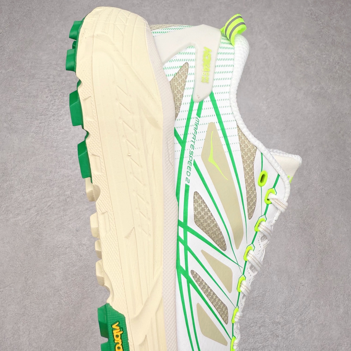 图片[6]-HOKA ONE ONE Mafate Speed 2 Low 玛法特2代系列低帮轻量户外越野休闲运动慢跑鞋 HOKA ONE ONE 最近推出了一个胶囊系列 Origin Story 这个系列里的 Mafate Speed 2 可以说让我日思夜想有一阵子了 最近终于拔草 让我来分享一下这双也是上脚赞到爆的越野跑鞋吧 以阿尔卑斯山脉作为主题将亮黄色与蓝色调覆盖在这经典轮廓之上 配色的呈现效果相当亮眼 以至于很多人买这个配色是用来日常搭配的 鞋面采用超轻的无缝架构 轻薄的TPU贴在透气的鞋面材料上 减轻重量同时也保证了支撑性 鞋底则采用滚动平衡技术 引导跑者回归自然步态 祖传的神奇EVA材质中底依旧是一如既往地表现优秀 能提供充足的缓震 作为HOKA家的越野跑鞋 VIBRAM 橡胶大底也是必不可少的 即便在复杂湿滑的地形 依旧能有良好的抓地力及稳定性 鞋带采用了弹性不易松脱的扁宽弹性鞋带 前掌与中掌部分也进行了加宽 也更加适合亚洲人的脚型 是一款十分全面且足够强悍的户外硬核越野鞋 而这双极其亮眼的越野跑鞋恰好又是在江山一百中参赛的UTMB冠军 Ludovic POMMERET 夺冠时穿着的战靴 这就让它变得更加有吸引力了 用来日常搭配的话短裤是基本不挑 长裤我个人推荐阔腿裤 工装裤以及各种长筒牛仔裤都可以 尺码：36 36.5 37.5 38 38.5 39 40 40.5 41 42 42.5 43 44 44.5 45-选品中心